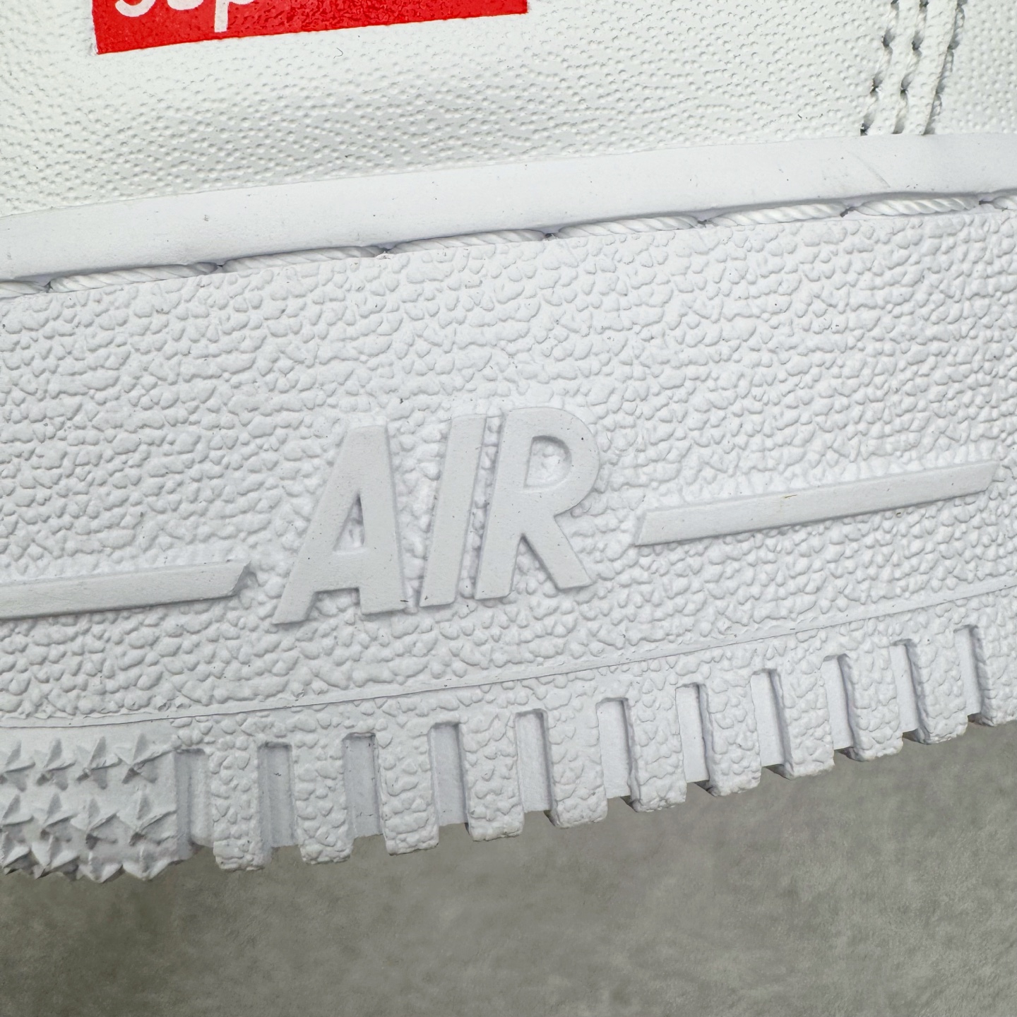 图片[19]-＃G版纯原 Supreme X NK AIR Force 1 Low 空军一号联名 白红 CU9225-101 同步官方2022全新版本 全新翻盖原盒配件 不规则波浪大底咬花 全鞋电脑针车 工整有序 视觉效果满分 原厂拉帮手法 标准四线 密度针距针孔大小控制到位 原装反口里网布海绵 正确卡色网眼大小 新版鞋撑改用纸团代替 原厂港宝加持完美还原灵魂版型 原盒原配从里到外百分百还原 原厂全头层原厂皮料 原标原盒 内置Sole气垫 中底白色背胶 中底划线 已经无限的接近公司 原厂楦头 原厂刺绣 后跟弧度修正 独家私模最大开发到48.5 尺码：35.5 36 36.5 37.5 38 38.5 39 40 40.5 41 42 42.5 43 44 44.5 45 46 47.5 48.5-选品中心