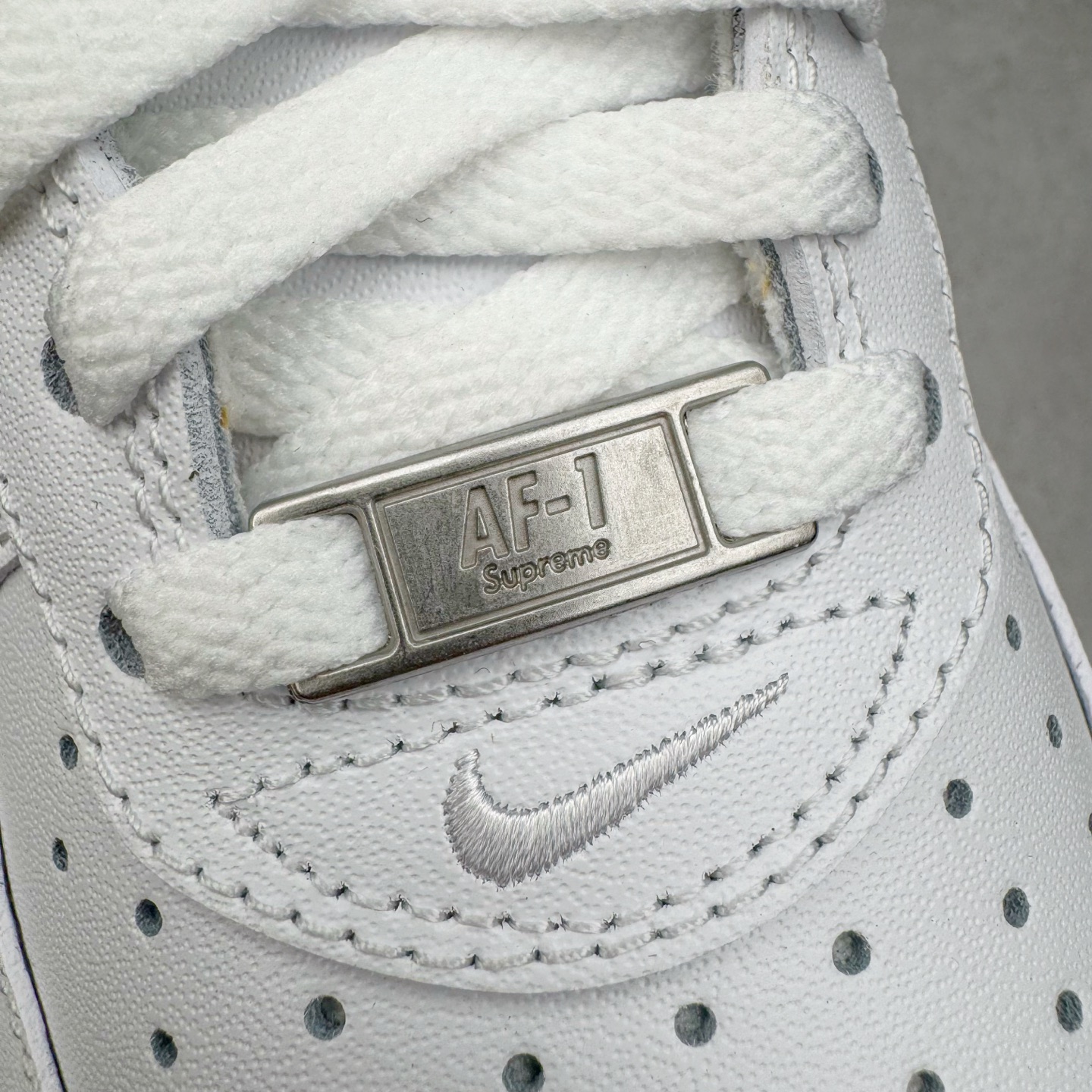 图片[16]-＃G版纯原 Supreme X NK AIR Force 1 Low 空军一号联名 白红 CU9225-101 同步官方2022全新版本 全新翻盖原盒配件 不规则波浪大底咬花 全鞋电脑针车 工整有序 视觉效果满分 原厂拉帮手法 标准四线 密度针距针孔大小控制到位 原装反口里网布海绵 正确卡色网眼大小 新版鞋撑改用纸团代替 原厂港宝加持完美还原灵魂版型 原盒原配从里到外百分百还原 原厂全头层原厂皮料 原标原盒 内置Sole气垫 中底白色背胶 中底划线 已经无限的接近公司 原厂楦头 原厂刺绣 后跟弧度修正 独家私模最大开发到48.5 尺码：35.5 36 36.5 37.5 38 38.5 39 40 40.5 41 42 42.5 43 44 44.5 45 46 47.5 48.5-选品中心