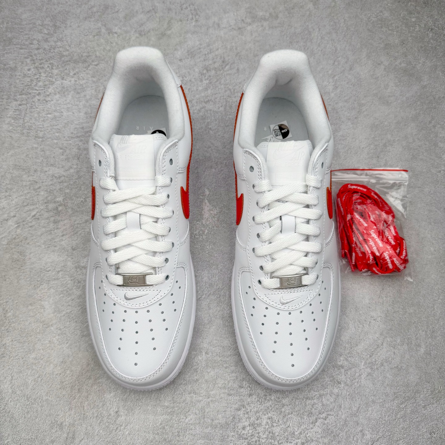 图片[2]-＃G版纯原 Supreme X NK AIR Force 1 Low 空军一号联名 白红 CU9225-101 同步官方2022全新版本 全新翻盖原盒配件 不规则波浪大底咬花 全鞋电脑针车 工整有序 视觉效果满分 原厂拉帮手法 标准四线 密度针距针孔大小控制到位 原装反口里网布海绵 正确卡色网眼大小 新版鞋撑改用纸团代替 原厂港宝加持完美还原灵魂版型 原盒原配从里到外百分百还原 原厂全头层原厂皮料 原标原盒 内置Sole气垫 中底白色背胶 中底划线 已经无限的接近公司 原厂楦头 原厂刺绣 后跟弧度修正 独家私模最大开发到48.5 尺码：35.5 36 36.5 37.5 38 38.5 39 40 40.5 41 42 42.5 43 44 44.5 45 46 47.5 48.5-选品中心