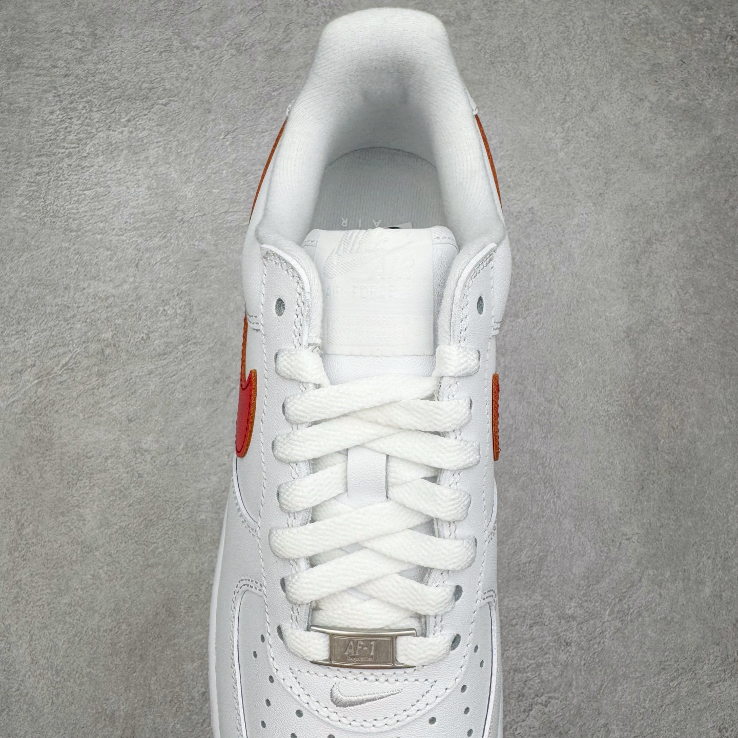 图片[5]-＃G版纯原 Supreme X NK AIR Force 1 Low 空军一号联名 白红 CU9225-101 同步官方2022全新版本 全新翻盖原盒配件 不规则波浪大底咬花 全鞋电脑针车 工整有序 视觉效果满分 原厂拉帮手法 标准四线 密度针距针孔大小控制到位 原装反口里网布海绵 正确卡色网眼大小 新版鞋撑改用纸团代替 原厂港宝加持完美还原灵魂版型 原盒原配从里到外百分百还原 原厂全头层原厂皮料 原标原盒 内置Sole气垫 中底白色背胶 中底划线 已经无限的接近公司 原厂楦头 原厂刺绣 后跟弧度修正 独家私模最大开发到48.5 尺码：35.5 36 36.5 37.5 38 38.5 39 40 40.5 41 42 42.5 43 44 44.5 45 46 47.5 48.5-选品中心