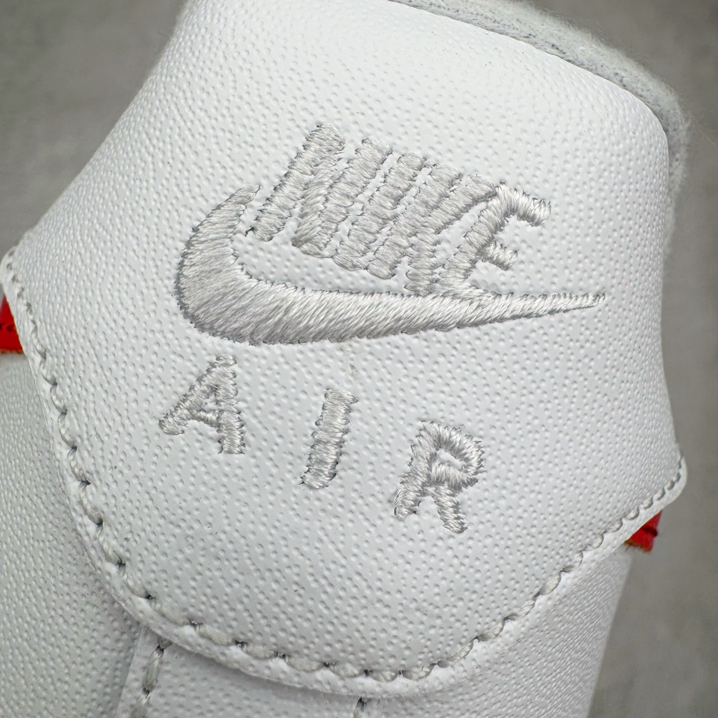 图片[14]-＃G版纯原 Supreme X NK AIR Force 1 Low 空军一号联名 白红 CU9225-101 同步官方2022全新版本 全新翻盖原盒配件 不规则波浪大底咬花 全鞋电脑针车 工整有序 视觉效果满分 原厂拉帮手法 标准四线 密度针距针孔大小控制到位 原装反口里网布海绵 正确卡色网眼大小 新版鞋撑改用纸团代替 原厂港宝加持完美还原灵魂版型 原盒原配从里到外百分百还原 原厂全头层原厂皮料 原标原盒 内置Sole气垫 中底白色背胶 中底划线 已经无限的接近公司 原厂楦头 原厂刺绣 后跟弧度修正 独家私模最大开发到48.5 尺码：35.5 36 36.5 37.5 38 38.5 39 40 40.5 41 42 42.5 43 44 44.5 45 46 47.5 48.5-选品中心