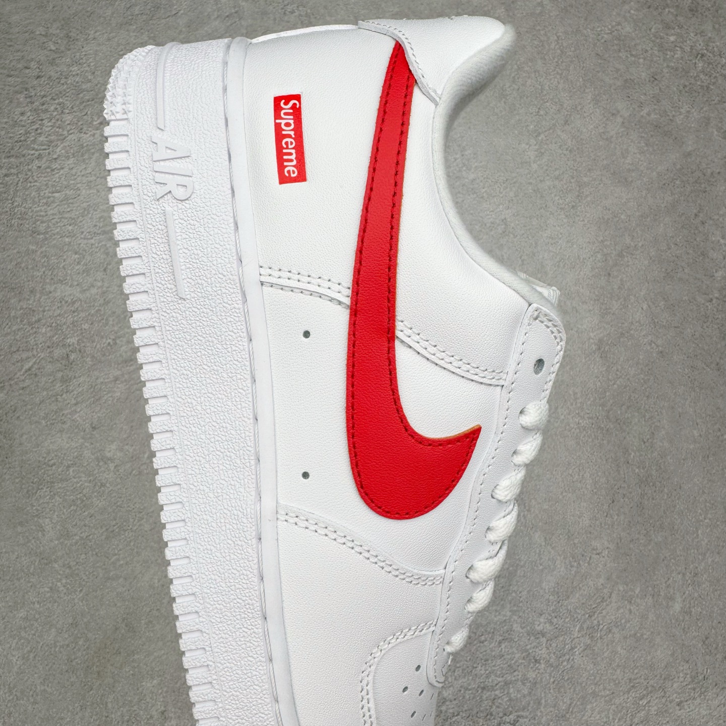 图片[6]-＃G版纯原 Supreme X NK AIR Force 1 Low 空军一号联名 白红 CU9225-101 同步官方2022全新版本 全新翻盖原盒配件 不规则波浪大底咬花 全鞋电脑针车 工整有序 视觉效果满分 原厂拉帮手法 标准四线 密度针距针孔大小控制到位 原装反口里网布海绵 正确卡色网眼大小 新版鞋撑改用纸团代替 原厂港宝加持完美还原灵魂版型 原盒原配从里到外百分百还原 原厂全头层原厂皮料 原标原盒 内置Sole气垫 中底白色背胶 中底划线 已经无限的接近公司 原厂楦头 原厂刺绣 后跟弧度修正 独家私模最大开发到48.5 尺码：35.5 36 36.5 37.5 38 38.5 39 40 40.5 41 42 42.5 43 44 44.5 45 46 47.5 48.5-选品中心