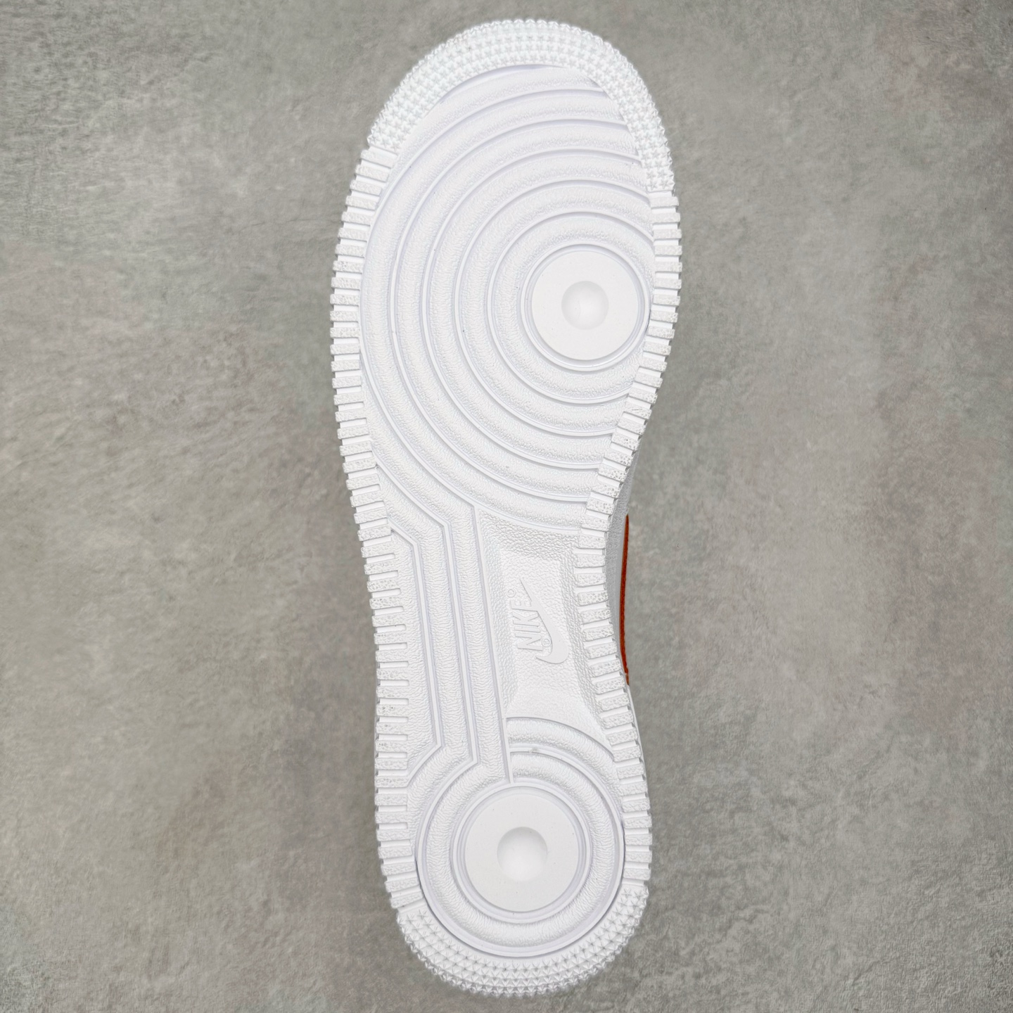 图片[9]-＃G版纯原 Supreme X NK AIR Force 1 Low 空军一号联名 白红 CU9225-101 同步官方2022全新版本 全新翻盖原盒配件 不规则波浪大底咬花 全鞋电脑针车 工整有序 视觉效果满分 原厂拉帮手法 标准四线 密度针距针孔大小控制到位 原装反口里网布海绵 正确卡色网眼大小 新版鞋撑改用纸团代替 原厂港宝加持完美还原灵魂版型 原盒原配从里到外百分百还原 原厂全头层原厂皮料 原标原盒 内置Sole气垫 中底白色背胶 中底划线 已经无限的接近公司 原厂楦头 原厂刺绣 后跟弧度修正 独家私模最大开发到48.5 尺码：35.5 36 36.5 37.5 38 38.5 39 40 40.5 41 42 42.5 43 44 44.5 45 46 47.5 48.5-选品中心