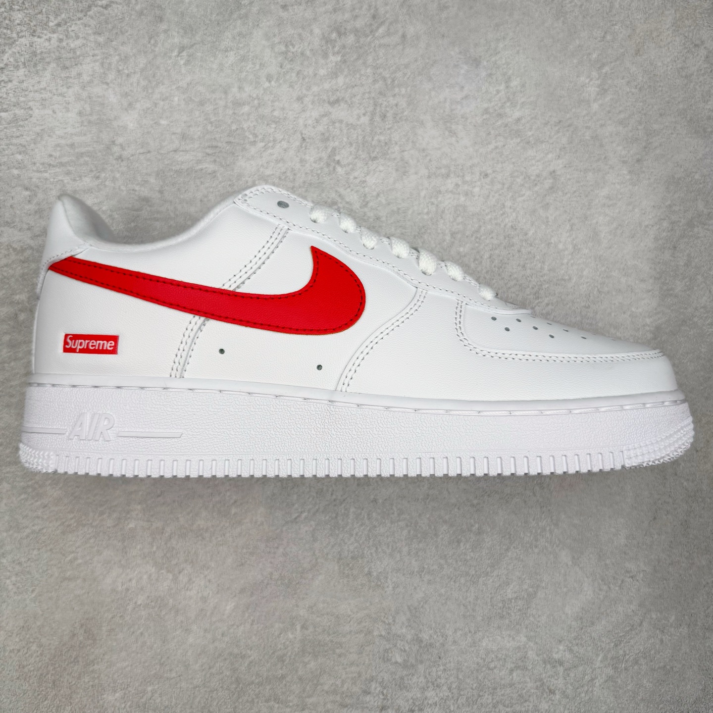 ＃G版纯原 Supreme X NK AIR Force 1 Low 空军一号联名 白红 CU9225-101 同步官方2022全新版本 全新翻盖原盒配件 不规则波浪大底咬花 全鞋电脑针车 工整有序 视觉效果满分 原厂拉帮手法 标准四线 密度针距针孔大小控制到位 原装反口里网布海绵 正确卡色网眼大小 新版鞋撑改用纸团代替 原厂港宝加持完美还原灵魂版型 原盒原配从里到外百分百还原 原厂全头层原厂皮料 原标原盒 内置Sole气垫 中底白色背胶 中底划线 已经无限的接近公司 原厂楦头 原厂刺绣 后跟弧度修正 独家私模最大开发到48.5 尺码：35.5 36 36.5 37.5 38 38.5 39 40 40.5 41 42 42.5 43 44 44.5 45 46 47.5 48.5-选品中心