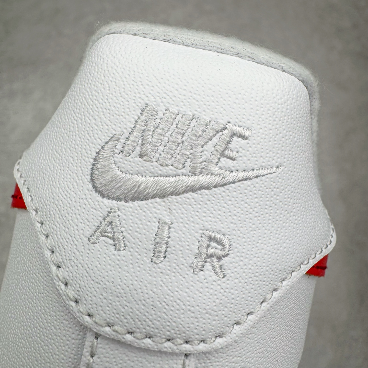 图片[18]-＃G版纯原 Supreme X NK AIR Force 1 Low 空军一号联名 白红 CU9225-101 同步官方2022全新版本 全新翻盖原盒配件 不规则波浪大底咬花 全鞋电脑针车 工整有序 视觉效果满分 原厂拉帮手法 标准四线 密度针距针孔大小控制到位 原装反口里网布海绵 正确卡色网眼大小 新版鞋撑改用纸团代替 原厂港宝加持完美还原灵魂版型 原盒原配从里到外百分百还原 原厂全头层原厂皮料 原标原盒 内置Sole气垫 中底白色背胶 中底划线 已经无限的接近公司 原厂楦头 原厂刺绣 后跟弧度修正 独家私模最大开发到48.5 尺码：35.5 36 36.5 37.5 38 38.5 39 40 40.5 41 42 42.5 43 44 44.5 45 46 47.5 48.5-选品中心