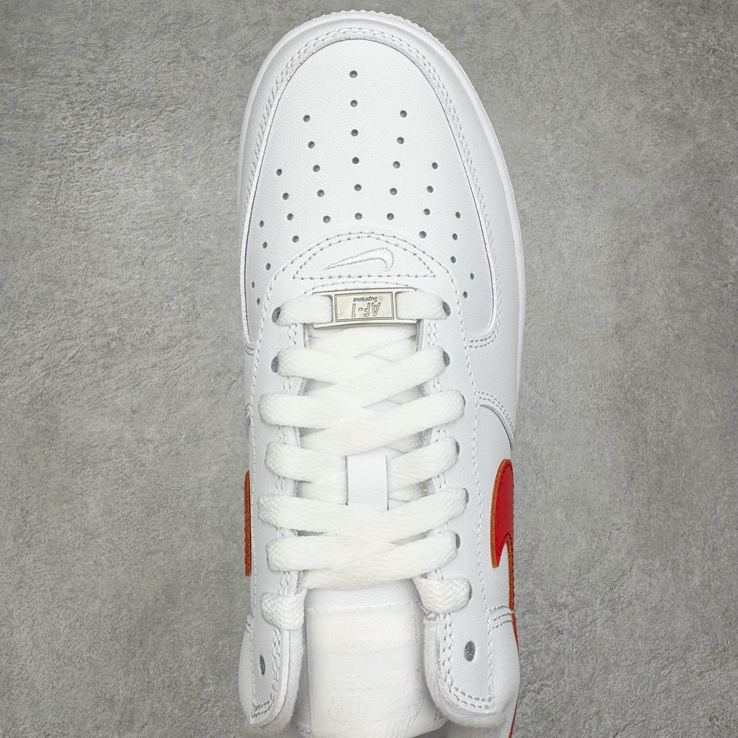 图片[4]-＃G版纯原 Supreme X NK AIR Force 1 Low 空军一号联名 白红 CU9225-101 同步官方2022全新版本 全新翻盖原盒配件 不规则波浪大底咬花 全鞋电脑针车 工整有序 视觉效果满分 原厂拉帮手法 标准四线 密度针距针孔大小控制到位 原装反口里网布海绵 正确卡色网眼大小 新版鞋撑改用纸团代替 原厂港宝加持完美还原灵魂版型 原盒原配从里到外百分百还原 原厂全头层原厂皮料 原标原盒 内置Sole气垫 中底白色背胶 中底划线 已经无限的接近公司 原厂楦头 原厂刺绣 后跟弧度修正 独家私模最大开发到48.5 尺码：35.5 36 36.5 37.5 38 38.5 39 40 40.5 41 42 42.5 43 44 44.5 45 46 47.5 48.5-选品中心