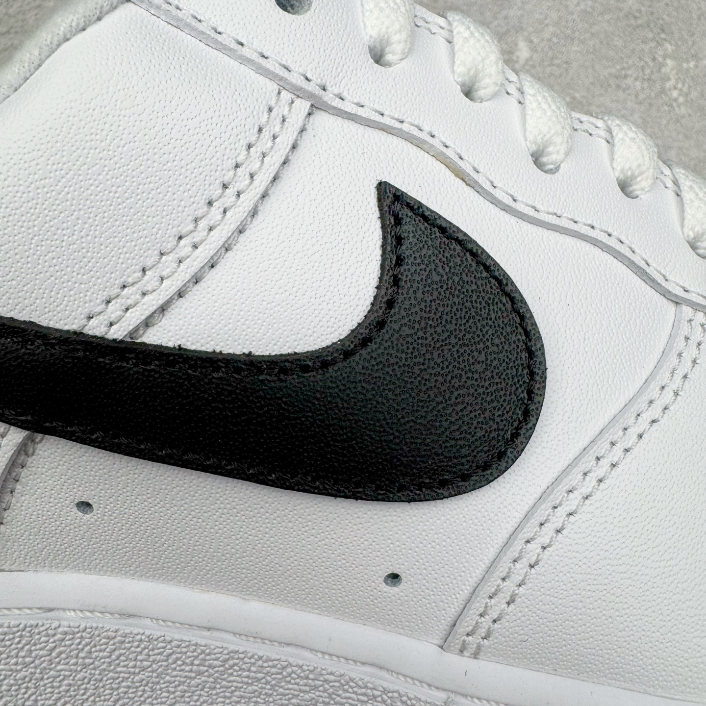 图片[17]-＃G版纯原 Supreme X NK AIR Force 1 Low 空军一号联名 黑白 CU9225-102 同步官方2022全新版本 全新翻盖原盒配件 不规则波浪大底咬花 全鞋电脑针车 工整有序 视觉效果满分 原厂拉帮手法 标准四线 密度针距针孔大小控制到位 原装反口里网布海绵 正确卡色网眼大小 新版鞋撑改用纸团代替 原厂港宝加持完美还原灵魂版型 原盒原配从里到外百分百还原 原厂全头层原厂皮料 原标原盒 内置Sole气垫 中底白色背胶 中底划线 已经无限的接近公司 原厂楦头 原厂刺绣 后跟弧度修正 独家私模最大开发到48.5 尺码：35.5 36 36.5 37.5 38 38.5 39 40 40.5 41 42 42.5 43 44 44.5 45 46 47.5 48.5-选品中心