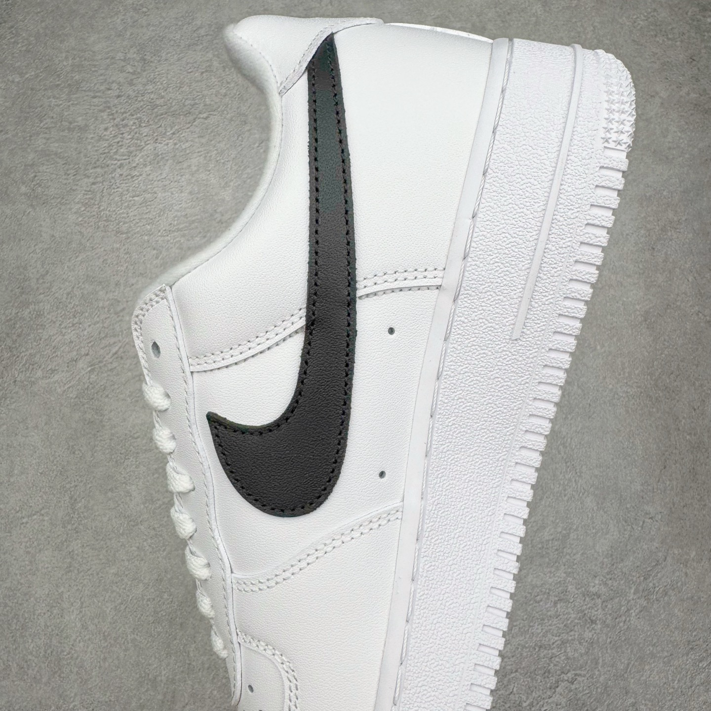 图片[7]-＃G版纯原 Supreme X NK AIR Force 1 Low 空军一号联名 黑白 CU9225-102 同步官方2022全新版本 全新翻盖原盒配件 不规则波浪大底咬花 全鞋电脑针车 工整有序 视觉效果满分 原厂拉帮手法 标准四线 密度针距针孔大小控制到位 原装反口里网布海绵 正确卡色网眼大小 新版鞋撑改用纸团代替 原厂港宝加持完美还原灵魂版型 原盒原配从里到外百分百还原 原厂全头层原厂皮料 原标原盒 内置Sole气垫 中底白色背胶 中底划线 已经无限的接近公司 原厂楦头 原厂刺绣 后跟弧度修正 独家私模最大开发到48.5 尺码：35.5 36 36.5 37.5 38 38.5 39 40 40.5 41 42 42.5 43 44 44.5 45 46 47.5 48.5-选品中心