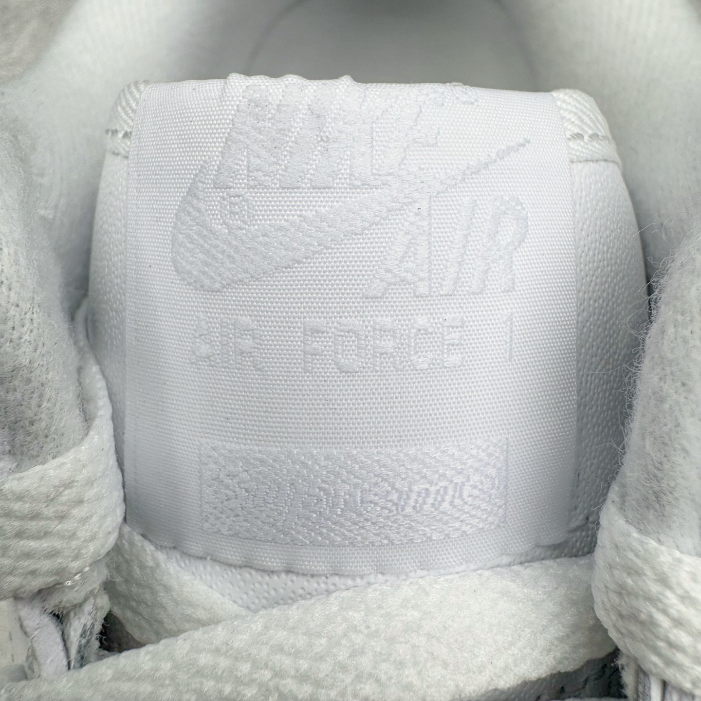 图片[19]-＃G版纯原 Supreme X NK AIR Force 1 Low 空军一号联名 黑白 CU9225-102 同步官方2022全新版本 全新翻盖原盒配件 不规则波浪大底咬花 全鞋电脑针车 工整有序 视觉效果满分 原厂拉帮手法 标准四线 密度针距针孔大小控制到位 原装反口里网布海绵 正确卡色网眼大小 新版鞋撑改用纸团代替 原厂港宝加持完美还原灵魂版型 原盒原配从里到外百分百还原 原厂全头层原厂皮料 原标原盒 内置Sole气垫 中底白色背胶 中底划线 已经无限的接近公司 原厂楦头 原厂刺绣 后跟弧度修正 独家私模最大开发到48.5 尺码：35.5 36 36.5 37.5 38 38.5 39 40 40.5 41 42 42.5 43 44 44.5 45 46 47.5 48.5-选品中心