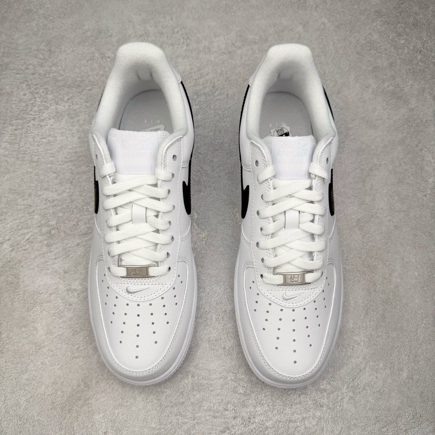 图片[2]-＃G版纯原 Supreme X NK AIR Force 1 Low 空军一号联名 黑白 CU9225-102 同步官方2022全新版本 全新翻盖原盒配件 不规则波浪大底咬花 全鞋电脑针车 工整有序 视觉效果满分 原厂拉帮手法 标准四线 密度针距针孔大小控制到位 原装反口里网布海绵 正确卡色网眼大小 新版鞋撑改用纸团代替 原厂港宝加持完美还原灵魂版型 原盒原配从里到外百分百还原 原厂全头层原厂皮料 原标原盒 内置Sole气垫 中底白色背胶 中底划线 已经无限的接近公司 原厂楦头 原厂刺绣 后跟弧度修正 独家私模最大开发到48.5 尺码：35.5 36 36.5 37.5 38 38.5 39 40 40.5 41 42 42.5 43 44 44.5 45 46 47.5 48.5-选品中心