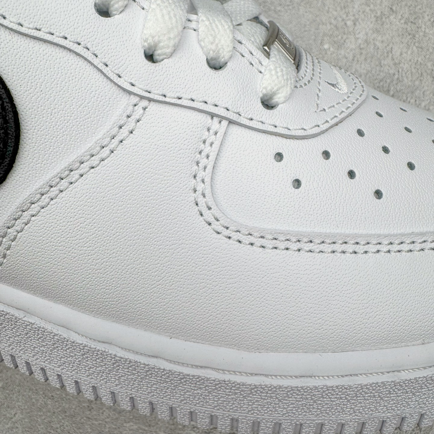 图片[16]-＃G版纯原 Supreme X NK AIR Force 1 Low 空军一号联名 黑白 CU9225-102 同步官方2022全新版本 全新翻盖原盒配件 不规则波浪大底咬花 全鞋电脑针车 工整有序 视觉效果满分 原厂拉帮手法 标准四线 密度针距针孔大小控制到位 原装反口里网布海绵 正确卡色网眼大小 新版鞋撑改用纸团代替 原厂港宝加持完美还原灵魂版型 原盒原配从里到外百分百还原 原厂全头层原厂皮料 原标原盒 内置Sole气垫 中底白色背胶 中底划线 已经无限的接近公司 原厂楦头 原厂刺绣 后跟弧度修正 独家私模最大开发到48.5 尺码：35.5 36 36.5 37.5 38 38.5 39 40 40.5 41 42 42.5 43 44 44.5 45 46 47.5 48.5-选品中心