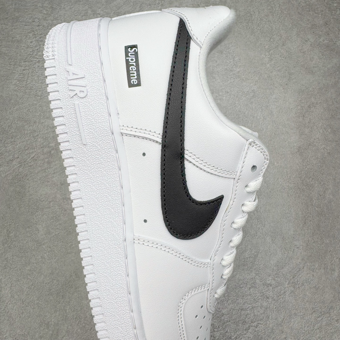 图片[6]-＃G版纯原 Supreme X NK AIR Force 1 Low 空军一号联名 黑白 CU9225-102 同步官方2022全新版本 全新翻盖原盒配件 不规则波浪大底咬花 全鞋电脑针车 工整有序 视觉效果满分 原厂拉帮手法 标准四线 密度针距针孔大小控制到位 原装反口里网布海绵 正确卡色网眼大小 新版鞋撑改用纸团代替 原厂港宝加持完美还原灵魂版型 原盒原配从里到外百分百还原 原厂全头层原厂皮料 原标原盒 内置Sole气垫 中底白色背胶 中底划线 已经无限的接近公司 原厂楦头 原厂刺绣 后跟弧度修正 独家私模最大开发到48.5 尺码：35.5 36 36.5 37.5 38 38.5 39 40 40.5 41 42 42.5 43 44 44.5 45 46 47.5 48.5-选品中心