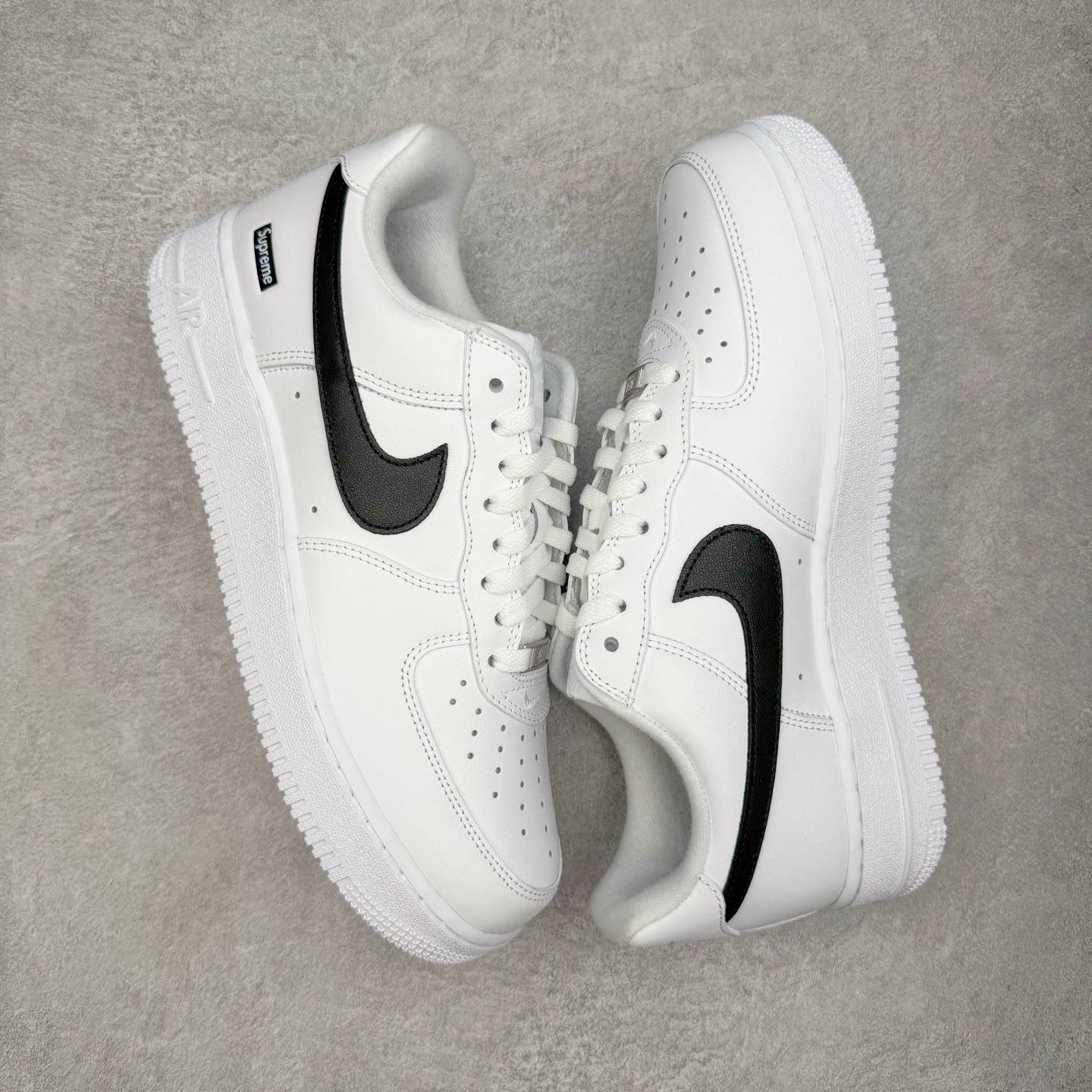 图片[3]-＃G版纯原 Supreme X NK AIR Force 1 Low 空军一号联名 黑白 CU9225-102 同步官方2022全新版本 全新翻盖原盒配件 不规则波浪大底咬花 全鞋电脑针车 工整有序 视觉效果满分 原厂拉帮手法 标准四线 密度针距针孔大小控制到位 原装反口里网布海绵 正确卡色网眼大小 新版鞋撑改用纸团代替 原厂港宝加持完美还原灵魂版型 原盒原配从里到外百分百还原 原厂全头层原厂皮料 原标原盒 内置Sole气垫 中底白色背胶 中底划线 已经无限的接近公司 原厂楦头 原厂刺绣 后跟弧度修正 独家私模最大开发到48.5 尺码：35.5 36 36.5 37.5 38 38.5 39 40 40.5 41 42 42.5 43 44 44.5 45 46 47.5 48.5-选品中心