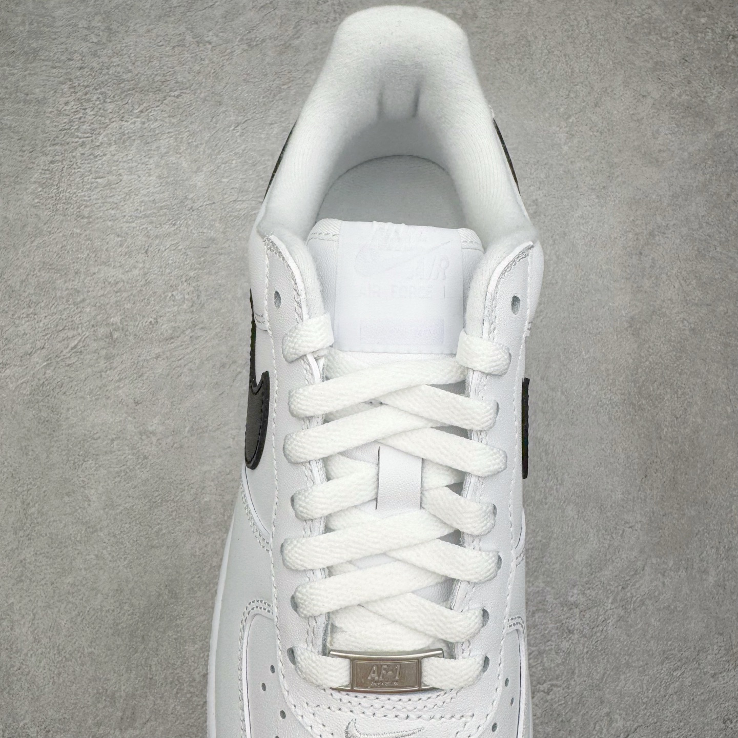 图片[5]-＃G版纯原 Supreme X NK AIR Force 1 Low 空军一号联名 黑白 CU9225-102 同步官方2022全新版本 全新翻盖原盒配件 不规则波浪大底咬花 全鞋电脑针车 工整有序 视觉效果满分 原厂拉帮手法 标准四线 密度针距针孔大小控制到位 原装反口里网布海绵 正确卡色网眼大小 新版鞋撑改用纸团代替 原厂港宝加持完美还原灵魂版型 原盒原配从里到外百分百还原 原厂全头层原厂皮料 原标原盒 内置Sole气垫 中底白色背胶 中底划线 已经无限的接近公司 原厂楦头 原厂刺绣 后跟弧度修正 独家私模最大开发到48.5 尺码：35.5 36 36.5 37.5 38 38.5 39 40 40.5 41 42 42.5 43 44 44.5 45 46 47.5 48.5-选品中心