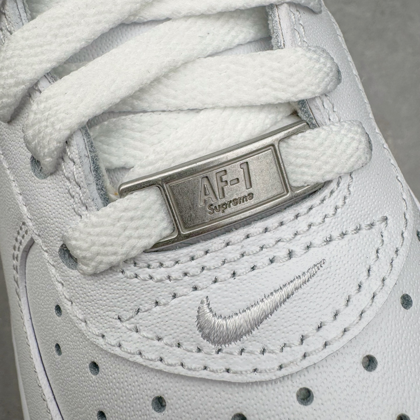 图片[18]-＃G版纯原 Supreme X NK AIR Force 1 Low 空军一号联名 黑白 CU9225-102 同步官方2022全新版本 全新翻盖原盒配件 不规则波浪大底咬花 全鞋电脑针车 工整有序 视觉效果满分 原厂拉帮手法 标准四线 密度针距针孔大小控制到位 原装反口里网布海绵 正确卡色网眼大小 新版鞋撑改用纸团代替 原厂港宝加持完美还原灵魂版型 原盒原配从里到外百分百还原 原厂全头层原厂皮料 原标原盒 内置Sole气垫 中底白色背胶 中底划线 已经无限的接近公司 原厂楦头 原厂刺绣 后跟弧度修正 独家私模最大开发到48.5 尺码：35.5 36 36.5 37.5 38 38.5 39 40 40.5 41 42 42.5 43 44 44.5 45 46 47.5 48.5-选品中心