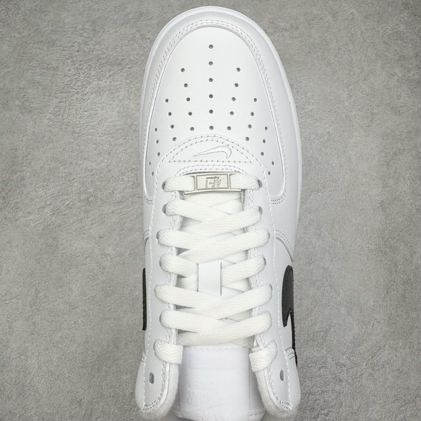 图片[4]-＃G版纯原 Supreme X NK AIR Force 1 Low 空军一号联名 黑白 CU9225-102 同步官方2022全新版本 全新翻盖原盒配件 不规则波浪大底咬花 全鞋电脑针车 工整有序 视觉效果满分 原厂拉帮手法 标准四线 密度针距针孔大小控制到位 原装反口里网布海绵 正确卡色网眼大小 新版鞋撑改用纸团代替 原厂港宝加持完美还原灵魂版型 原盒原配从里到外百分百还原 原厂全头层原厂皮料 原标原盒 内置Sole气垫 中底白色背胶 中底划线 已经无限的接近公司 原厂楦头 原厂刺绣 后跟弧度修正 独家私模最大开发到48.5 尺码：35.5 36 36.5 37.5 38 38.5 39 40 40.5 41 42 42.5 43 44 44.5 45 46 47.5 48.5-选品中心