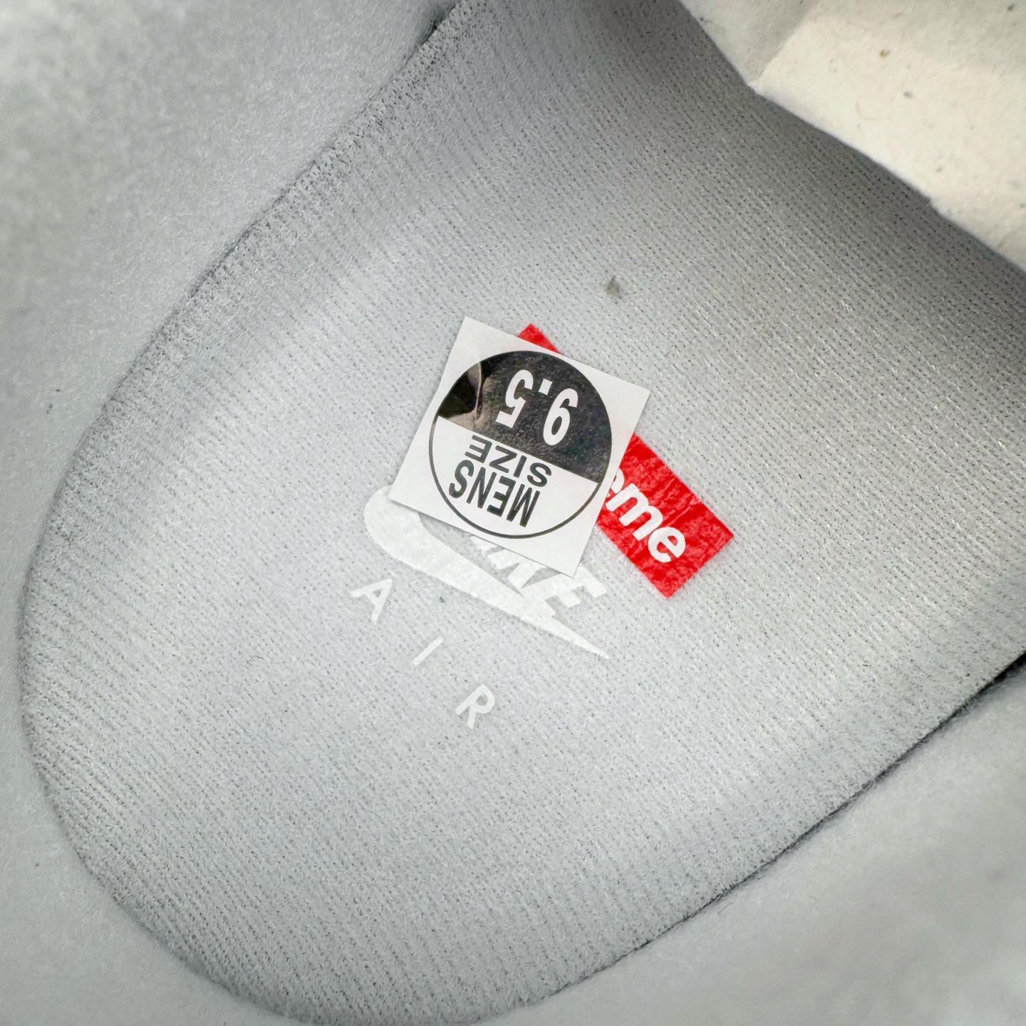 图片[13]-＃G版纯原 Supreme X NK AIR Force 1 Low 空军一号联名 黑白 CU9225-102 同步官方2022全新版本 全新翻盖原盒配件 不规则波浪大底咬花 全鞋电脑针车 工整有序 视觉效果满分 原厂拉帮手法 标准四线 密度针距针孔大小控制到位 原装反口里网布海绵 正确卡色网眼大小 新版鞋撑改用纸团代替 原厂港宝加持完美还原灵魂版型 原盒原配从里到外百分百还原 原厂全头层原厂皮料 原标原盒 内置Sole气垫 中底白色背胶 中底划线 已经无限的接近公司 原厂楦头 原厂刺绣 后跟弧度修正 独家私模最大开发到48.5 尺码：35.5 36 36.5 37.5 38 38.5 39 40 40.5 41 42 42.5 43 44 44.5 45 46 47.5 48.5-选品中心