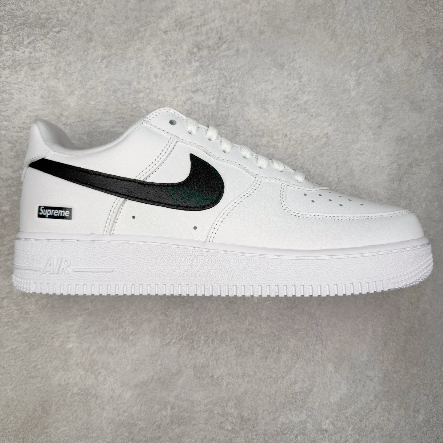 ＃G版纯原 Supreme X NK AIR Force 1 Low 空军一号联名 黑白 CU9225-102 同步官方2022全新版本 全新翻盖原盒配件 不规则波浪大底咬花 全鞋电脑针车 工整有序 视觉效果满分 原厂拉帮手法 标准四线 密度针距针孔大小控制到位 原装反口里网布海绵 正确卡色网眼大小 新版鞋撑改用纸团代替 原厂港宝加持完美还原灵魂版型 原盒原配从里到外百分百还原 原厂全头层原厂皮料 原标原盒 内置Sole气垫 中底白色背胶 中底划线 已经无限的接近公司 原厂楦头 原厂刺绣 后跟弧度修正 独家私模最大开发到48.5 尺码：35.5 36 36.5 37.5 38 38.5 39 40 40.5 41 42 42.5 43 44 44.5 45 46 47.5 48.5-选品中心