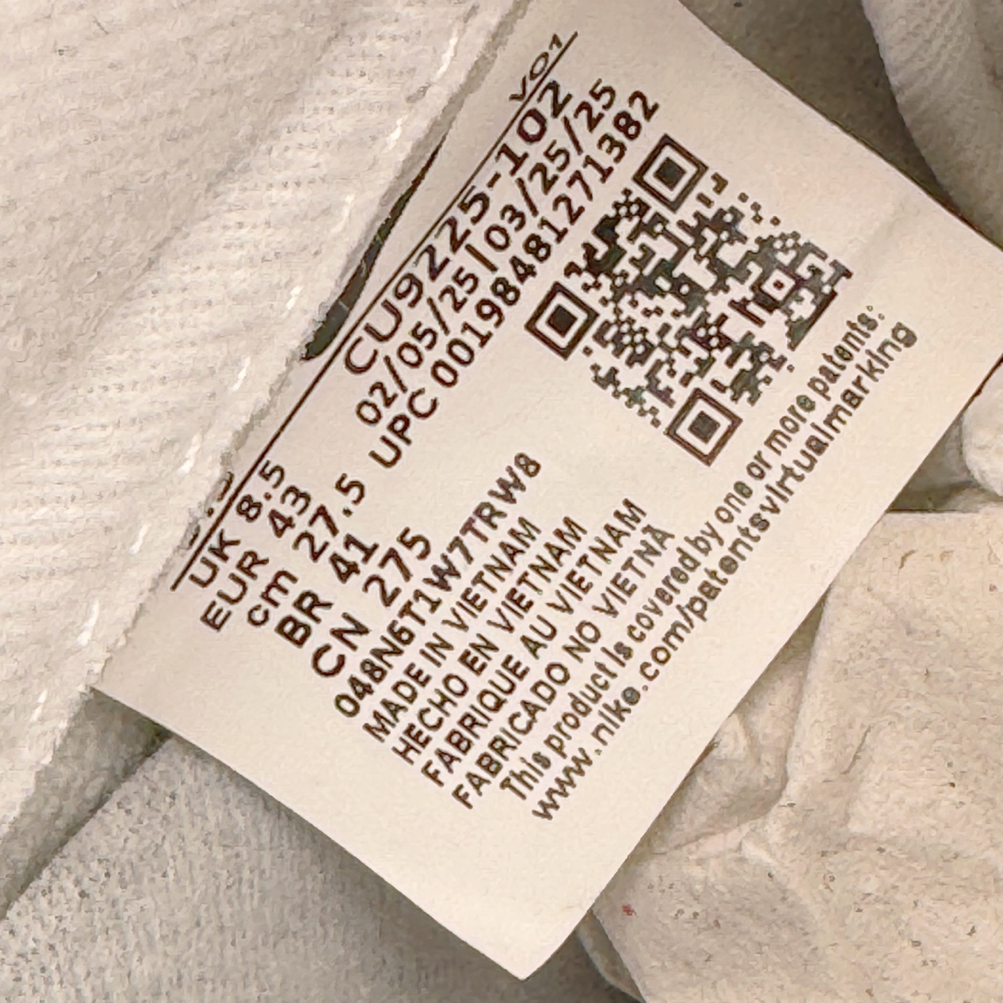 图片[12]-＃G版纯原 Supreme X NK AIR Force 1 Low 空军一号联名 黑白 CU9225-102 同步官方2022全新版本 全新翻盖原盒配件 不规则波浪大底咬花 全鞋电脑针车 工整有序 视觉效果满分 原厂拉帮手法 标准四线 密度针距针孔大小控制到位 原装反口里网布海绵 正确卡色网眼大小 新版鞋撑改用纸团代替 原厂港宝加持完美还原灵魂版型 原盒原配从里到外百分百还原 原厂全头层原厂皮料 原标原盒 内置Sole气垫 中底白色背胶 中底划线 已经无限的接近公司 原厂楦头 原厂刺绣 后跟弧度修正 独家私模最大开发到48.5 尺码：35.5 36 36.5 37.5 38 38.5 39 40 40.5 41 42 42.5 43 44 44.5 45 46 47.5 48.5-选品中心