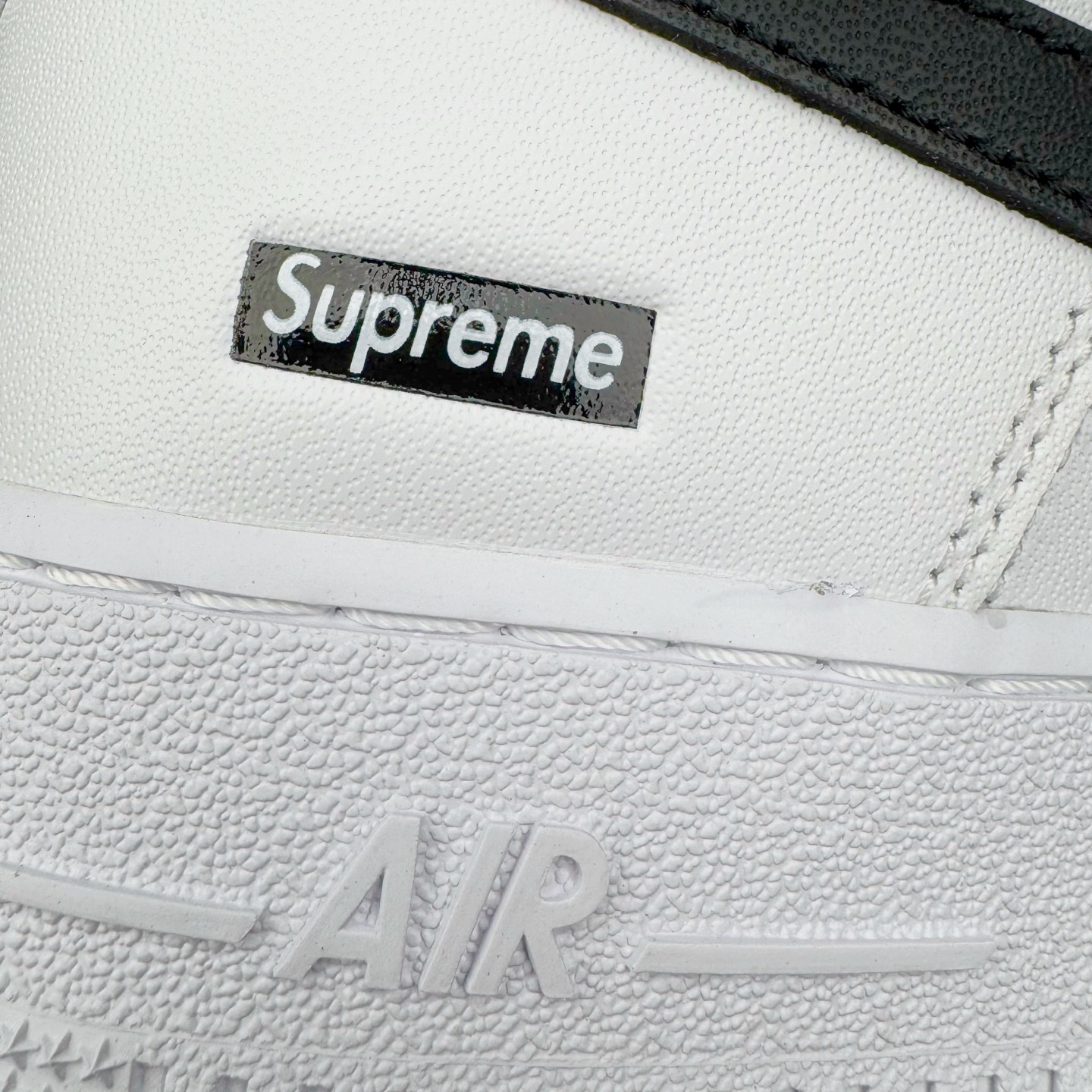 图片[15]-＃G版纯原 Supreme X NK AIR Force 1 Low 空军一号联名 黑白 CU9225-102 同步官方2022全新版本 全新翻盖原盒配件 不规则波浪大底咬花 全鞋电脑针车 工整有序 视觉效果满分 原厂拉帮手法 标准四线 密度针距针孔大小控制到位 原装反口里网布海绵 正确卡色网眼大小 新版鞋撑改用纸团代替 原厂港宝加持完美还原灵魂版型 原盒原配从里到外百分百还原 原厂全头层原厂皮料 原标原盒 内置Sole气垫 中底白色背胶 中底划线 已经无限的接近公司 原厂楦头 原厂刺绣 后跟弧度修正 独家私模最大开发到48.5 尺码：35.5 36 36.5 37.5 38 38.5 39 40 40.5 41 42 42.5 43 44 44.5 45 46 47.5 48.5-选品中心