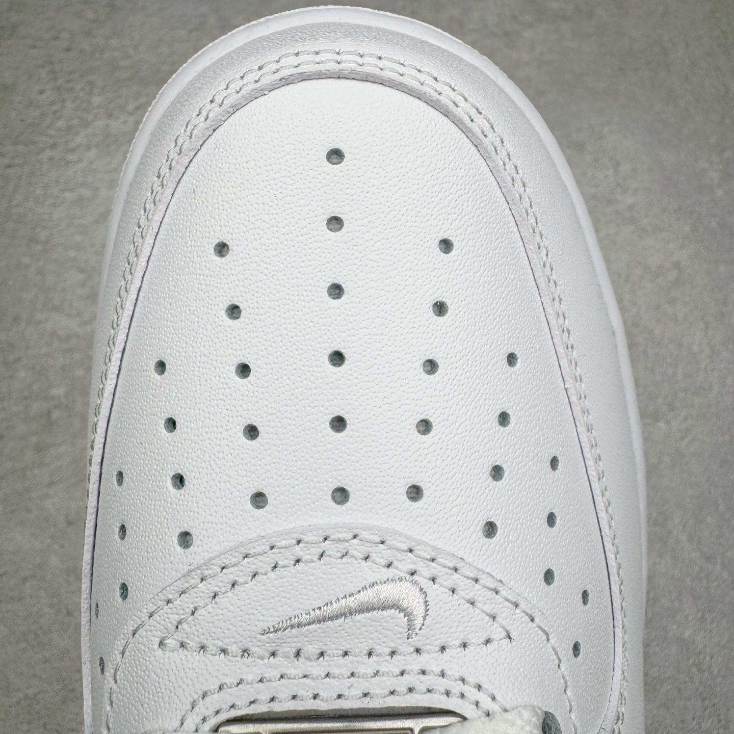 图片[20]-＃G版纯原 Supreme X NK AIR Force 1 Low 空军一号联名 黑白 CU9225-102 同步官方2022全新版本 全新翻盖原盒配件 不规则波浪大底咬花 全鞋电脑针车 工整有序 视觉效果满分 原厂拉帮手法 标准四线 密度针距针孔大小控制到位 原装反口里网布海绵 正确卡色网眼大小 新版鞋撑改用纸团代替 原厂港宝加持完美还原灵魂版型 原盒原配从里到外百分百还原 原厂全头层原厂皮料 原标原盒 内置Sole气垫 中底白色背胶 中底划线 已经无限的接近公司 原厂楦头 原厂刺绣 后跟弧度修正 独家私模最大开发到48.5 尺码：35.5 36 36.5 37.5 38 38.5 39 40 40.5 41 42 42.5 43 44 44.5 45 46 47.5 48.5-选品中心