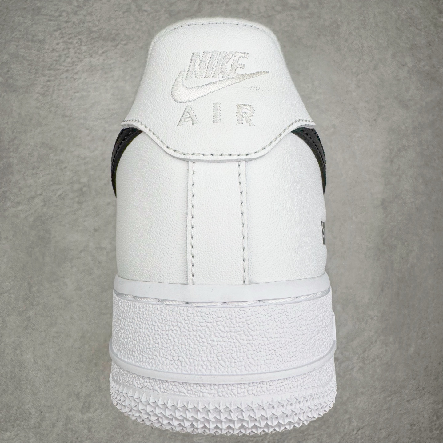 图片[8]-＃G版纯原 Supreme X NK AIR Force 1 Low 空军一号联名 黑白 CU9225-102 同步官方2022全新版本 全新翻盖原盒配件 不规则波浪大底咬花 全鞋电脑针车 工整有序 视觉效果满分 原厂拉帮手法 标准四线 密度针距针孔大小控制到位 原装反口里网布海绵 正确卡色网眼大小 新版鞋撑改用纸团代替 原厂港宝加持完美还原灵魂版型 原盒原配从里到外百分百还原 原厂全头层原厂皮料 原标原盒 内置Sole气垫 中底白色背胶 中底划线 已经无限的接近公司 原厂楦头 原厂刺绣 后跟弧度修正 独家私模最大开发到48.5 尺码：35.5 36 36.5 37.5 38 38.5 39 40 40.5 41 42 42.5 43 44 44.5 45 46 47.5 48.5-选品中心