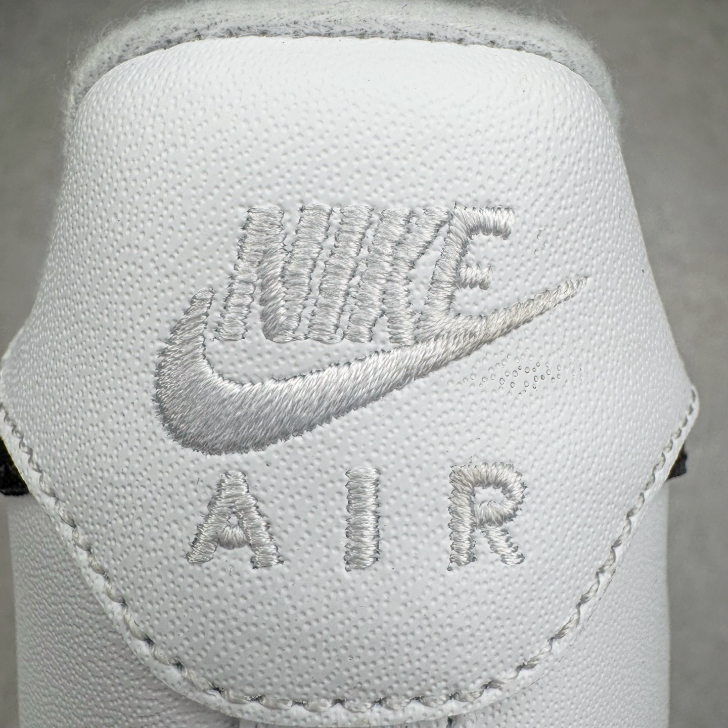 图片[14]-＃G版纯原 Supreme X NK AIR Force 1 Low 空军一号联名 黑白 CU9225-102 同步官方2022全新版本 全新翻盖原盒配件 不规则波浪大底咬花 全鞋电脑针车 工整有序 视觉效果满分 原厂拉帮手法 标准四线 密度针距针孔大小控制到位 原装反口里网布海绵 正确卡色网眼大小 新版鞋撑改用纸团代替 原厂港宝加持完美还原灵魂版型 原盒原配从里到外百分百还原 原厂全头层原厂皮料 原标原盒 内置Sole气垫 中底白色背胶 中底划线 已经无限的接近公司 原厂楦头 原厂刺绣 后跟弧度修正 独家私模最大开发到48.5 尺码：35.5 36 36.5 37.5 38 38.5 39 40 40.5 41 42 42.5 43 44 44.5 45 46 47.5 48.5-选品中心