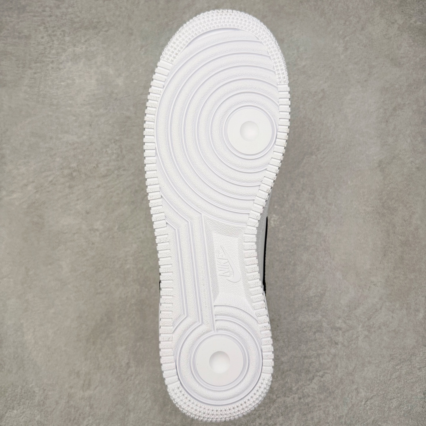 图片[9]-＃G版纯原 Supreme X NK AIR Force 1 Low 空军一号联名 黑白 CU9225-102 同步官方2022全新版本 全新翻盖原盒配件 不规则波浪大底咬花 全鞋电脑针车 工整有序 视觉效果满分 原厂拉帮手法 标准四线 密度针距针孔大小控制到位 原装反口里网布海绵 正确卡色网眼大小 新版鞋撑改用纸团代替 原厂港宝加持完美还原灵魂版型 原盒原配从里到外百分百还原 原厂全头层原厂皮料 原标原盒 内置Sole气垫 中底白色背胶 中底划线 已经无限的接近公司 原厂楦头 原厂刺绣 后跟弧度修正 独家私模最大开发到48.5 尺码：35.5 36 36.5 37.5 38 38.5 39 40 40.5 41 42 42.5 43 44 44.5 45 46 47.5 48.5-选品中心