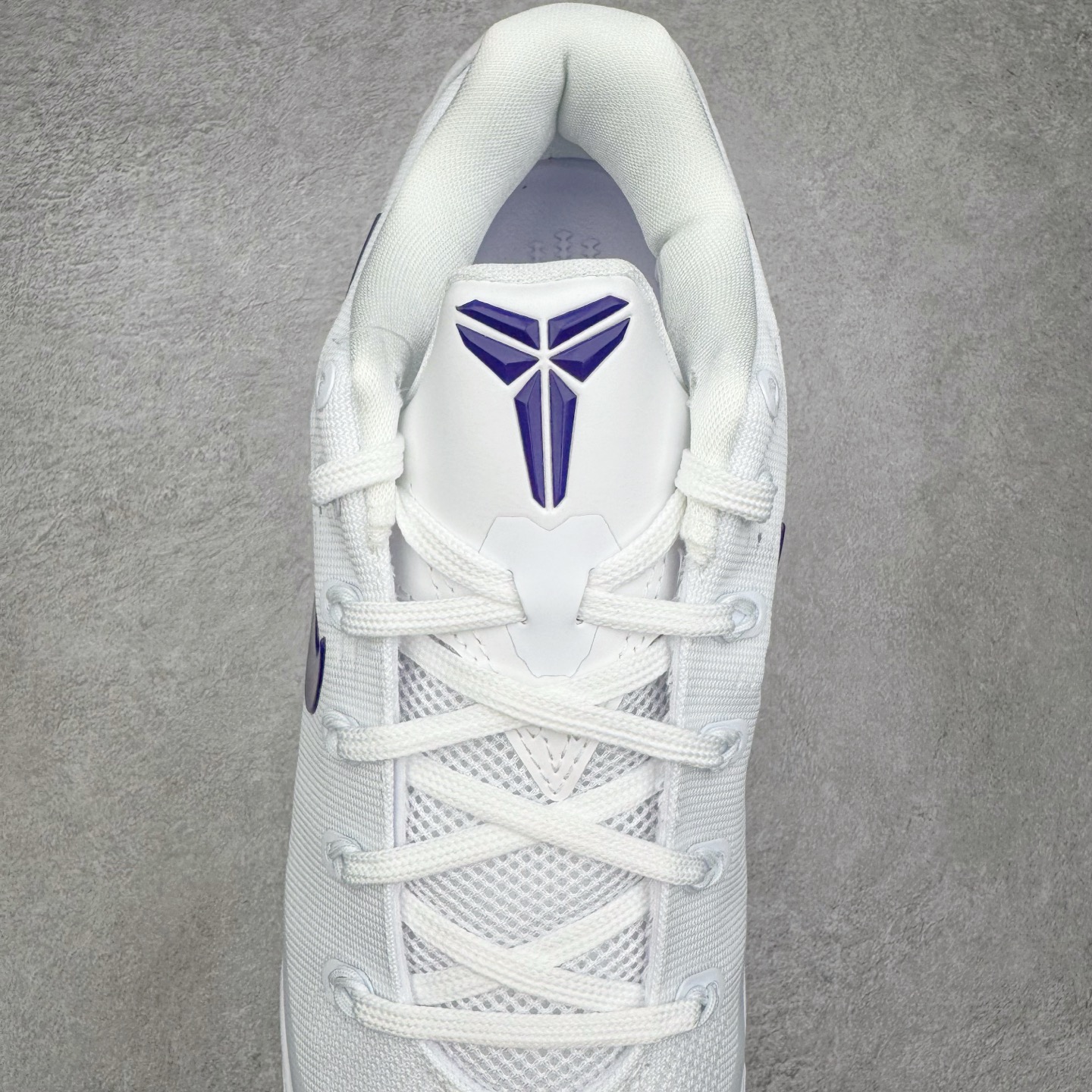 图片[5]-＃S2纯原 Nike Kobe 9 Low Protro 科比九代舒适减震防滑低帮篮球鞋 湖人白紫 IH1401-100 React科技鞋垫加持 实战配置直接拉满 原楦纸板开发 鞋身流线型、后跟塑形 区分土肥圆 原厂针织鞋面一针一线匹配原版 全身鞋材卡料色独家定制 唯一万针立体刺绣SWOOSH 真实底模最大48.5 实战利器 专供海外市场 尺码：40 40.5 41 42 42.5 43 44 44.5 45 46 47.5 48.5 （脚宽、脚胖 建议买大半码）-选品中心