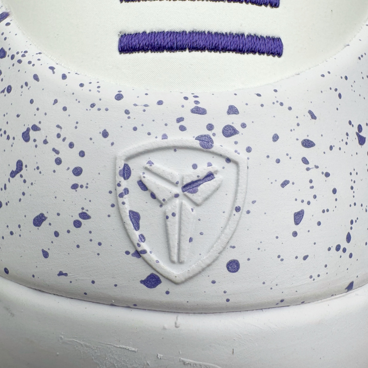 图片[13]-＃S2纯原 Nike Kobe 9 Low Protro 科比九代舒适减震防滑低帮篮球鞋 湖人白紫 IH1401-100 React科技鞋垫加持 实战配置直接拉满 原楦纸板开发 鞋身流线型、后跟塑形 区分土肥圆 原厂针织鞋面一针一线匹配原版 全身鞋材卡料色独家定制 唯一万针立体刺绣SWOOSH 真实底模最大48.5 实战利器 专供海外市场 尺码：40 40.5 41 42 42.5 43 44 44.5 45 46 47.5 48.5 （脚宽、脚胖 建议买大半码）-选品中心