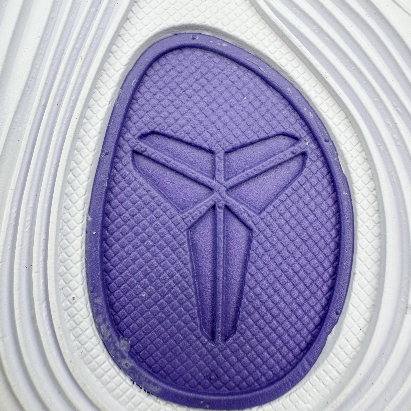 图片[15]-＃S2纯原 Nike Kobe 9 Low Protro 科比九代舒适减震防滑低帮篮球鞋 湖人白紫 IH1401-100 React科技鞋垫加持 实战配置直接拉满 原楦纸板开发 鞋身流线型、后跟塑形 区分土肥圆 原厂针织鞋面一针一线匹配原版 全身鞋材卡料色独家定制 唯一万针立体刺绣SWOOSH 真实底模最大48.5 实战利器 专供海外市场 尺码：40 40.5 41 42 42.5 43 44 44.5 45 46 47.5 48.5 （脚宽、脚胖 建议买大半码）-选品中心