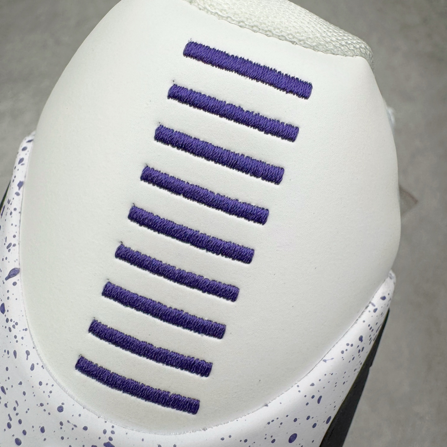 图片[14]-＃S2纯原 Nike Kobe 9 Low Protro 科比九代舒适减震防滑低帮篮球鞋 湖人白紫 IH1401-100 React科技鞋垫加持 实战配置直接拉满 原楦纸板开发 鞋身流线型、后跟塑形 区分土肥圆 原厂针织鞋面一针一线匹配原版 全身鞋材卡料色独家定制 唯一万针立体刺绣SWOOSH 真实底模最大48.5 实战利器 专供海外市场 尺码：40 40.5 41 42 42.5 43 44 44.5 45 46 47.5 48.5 （脚宽、脚胖 建议买大半码）-选品中心
