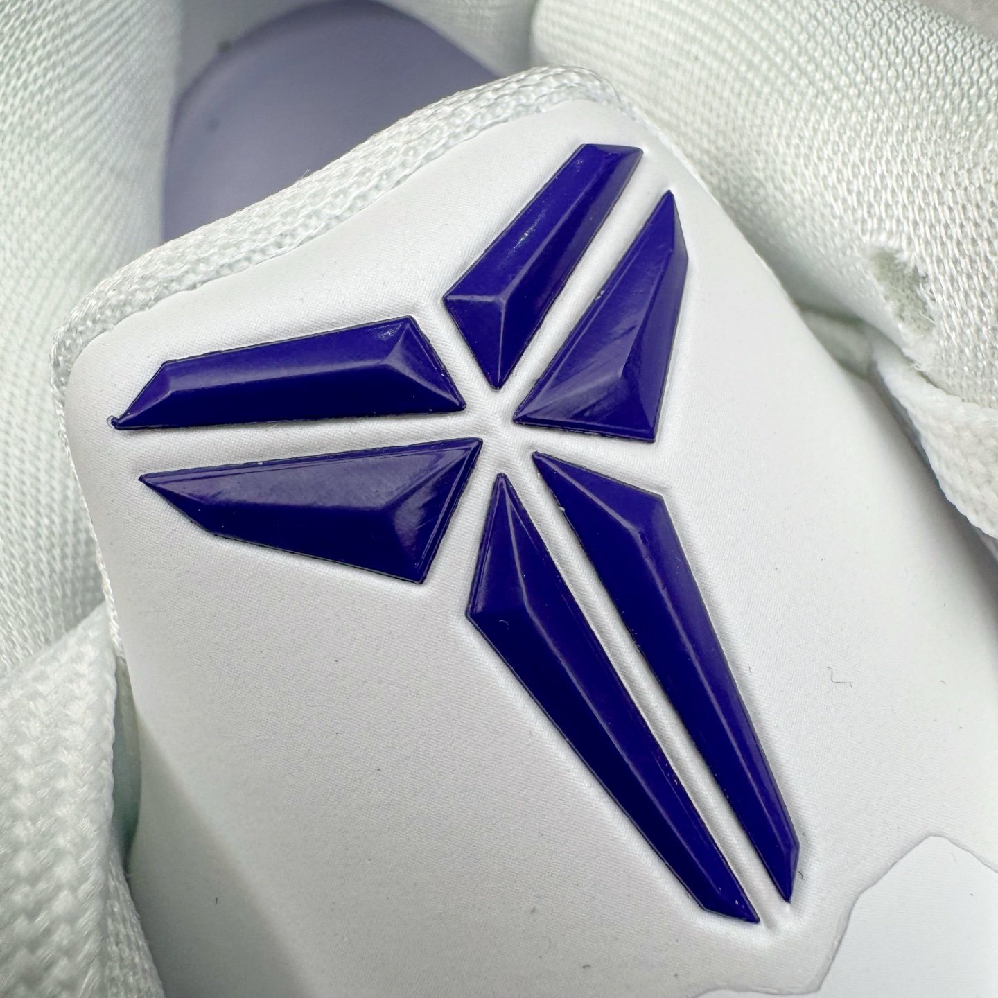 图片[12]-＃S2纯原 Nike Kobe 9 Low Protro 科比九代舒适减震防滑低帮篮球鞋 湖人白紫 IH1401-100 React科技鞋垫加持 实战配置直接拉满 原楦纸板开发 鞋身流线型、后跟塑形 区分土肥圆 原厂针织鞋面一针一线匹配原版 全身鞋材卡料色独家定制 唯一万针立体刺绣SWOOSH 真实底模最大48.5 实战利器 专供海外市场 尺码：40 40.5 41 42 42.5 43 44 44.5 45 46 47.5 48.5 （脚宽、脚胖 建议买大半码）-选品中心