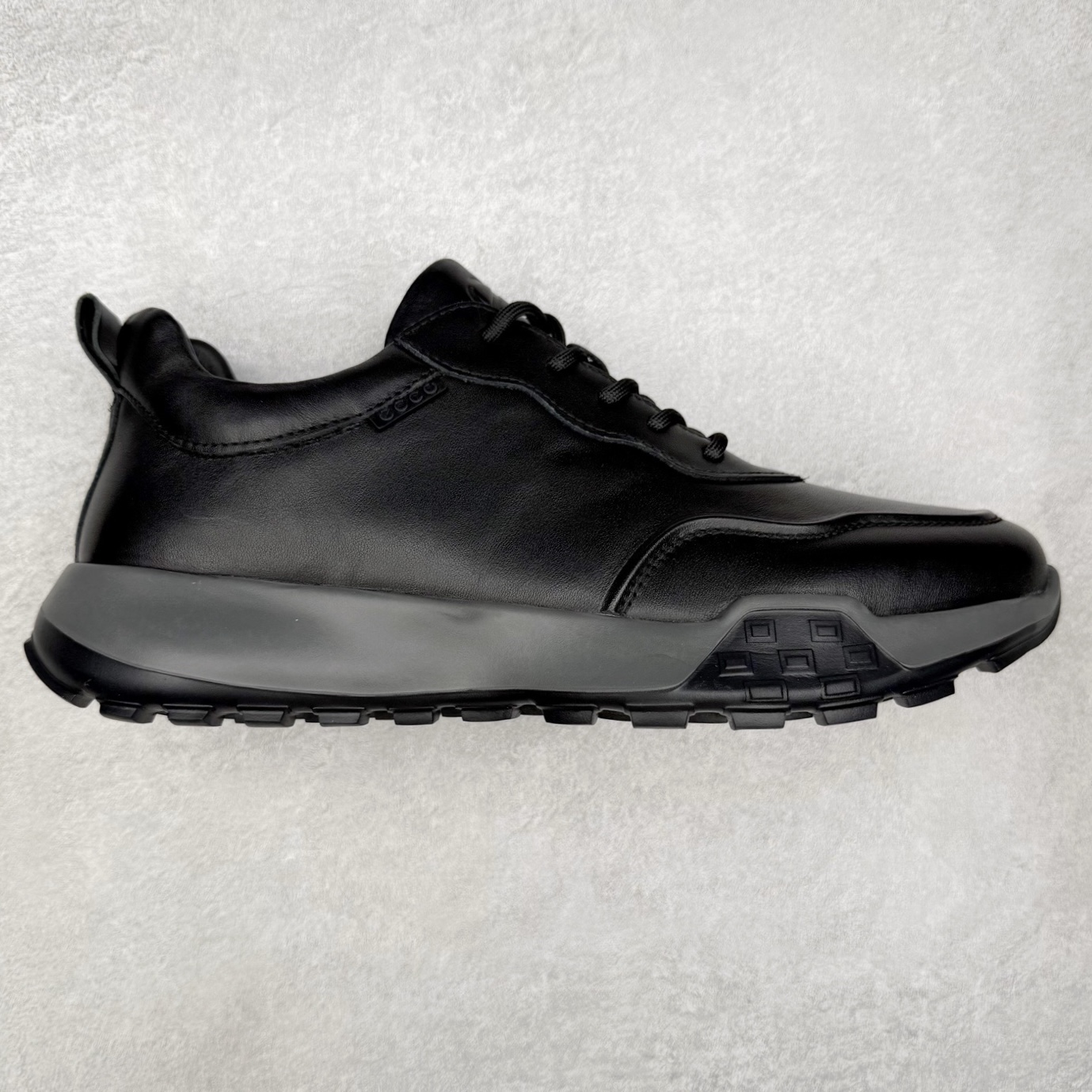 ECCO爱步健身男鞋 2023秋新款BIOM缓震舒适慢跑鞋 健步2.0 系列黄景瑜同款 城市运动鞋 GORE-TEX防水技术结合了优化的透气性和潮湿性天气防护的功能 直接注塑工艺连接鞋面与鞋底 一体成型，合脚耐穿 BIOM自然律动科技，令双足自然平行落地 长效缓震，带来裸足运动体验 橡胶大底，抓地力强，具有良好的防滑耐磨性 缓震透气 适跑畅练 尺码：39 40 41 42 43 44（正常码）-选品中心