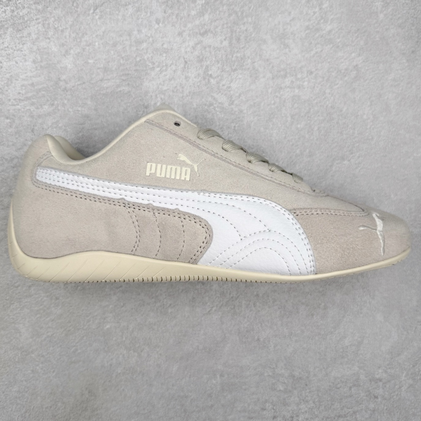 ＃TG特价福利 PUMA Speedca OG 彪马极速赛车系列低帮德训风拼接复古百搭休闲运动赛车鞋 鞋款从80、90年代赛车手所穿的防火赛车鞋为原型，鞋身线条模仿了赛车的流线廓形，体现了空气动力学原理的结构。简约流畅的外观，恰好又和贯穿其中的Formstrip Logo融合恰到好处，视觉上细节丰富且协调。本次Speedcat OG鞋款归来，最大看点自然式保留了窄版鞋型以及薄底构造。这两年各品牌鞋底越做越厚，Speedcat反其道而行之，上脚几乎无鞋底的效果带来耳目一新的视觉体验。鞋面依旧是以质感细腻的麂皮材质打造，并且大面积近乎全包裹的使用，复古味道也愈发浓烈。配色上更是将最原始的黑色和红色带回，向F1赛车队的标志性队服致敬。相信让各位一眼种草的更多是出挑的大红色，上脚即可瞬间点亮整体造型，在以球鞋为核心的OOTD中脱颖而出。而另一款黑色则是低调的万金油，彰显新潮个性的同时又不喧宾夺主，也是热爱简约系穿搭朋友的首选。 尺码：35.5 36 37 37.5 38 38.5 39 40 40.5 41 42 42.5 43 44 44.5 45-选品中心