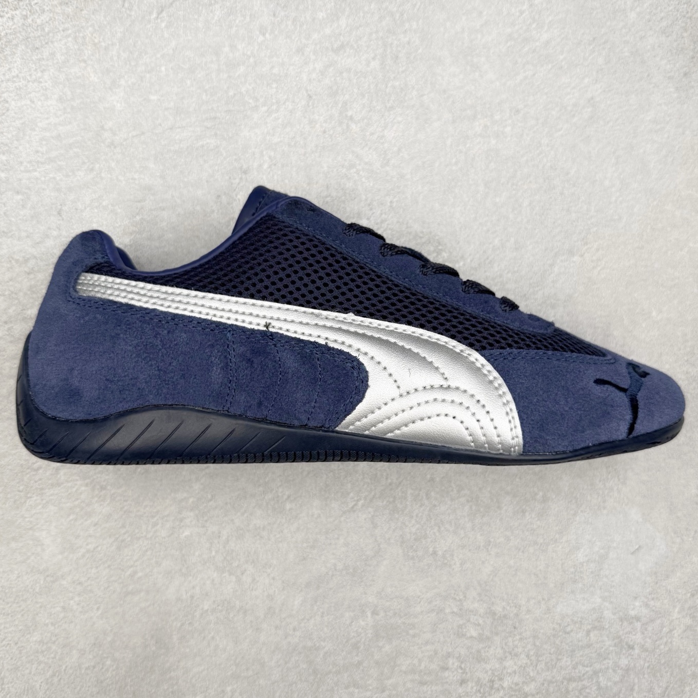 ＃TG特价福利 PUMA Speedca OG 彪马极速赛车系列低帮德训风拼接复古百搭休闲运动赛车鞋 鞋款从80、90年代赛车手所穿的防火赛车鞋为原型，鞋身线条模仿了赛车的流线廓形，体现了空气动力学原理的结构。简约流畅的外观，恰好又和贯穿其中的Formstrip Logo融合恰到好处，视觉上细节丰富且协调。本次Speedcat OG鞋款归来，最大看点自然式保留了窄版鞋型以及薄底构造。这两年各品牌鞋底越做越厚，Speedcat反其道而行之，上脚几乎无鞋底的效果带来耳目一新的视觉体验。鞋面依旧是以质感细腻的麂皮材质打造，并且大面积近乎全包裹的使用，复古味道也愈发浓烈。配色上更是将最原始的黑色和红色带回，向F1赛车队的标志性队服致敬。相信让各位一眼种草的更多是出挑的大红色，上脚即可瞬间点亮整体造型，在以球鞋为核心的OOTD中脱颖而出。而另一款黑色则是低调的万金油，彰显新潮个性的同时又不喧宾夺主，也是热爱简约系穿搭朋友的首选。 尺码：35.5 36 37 37.5 38 38.5 39 40 40.5 41 42 42.5 43 44 44.5 45-选品中心
