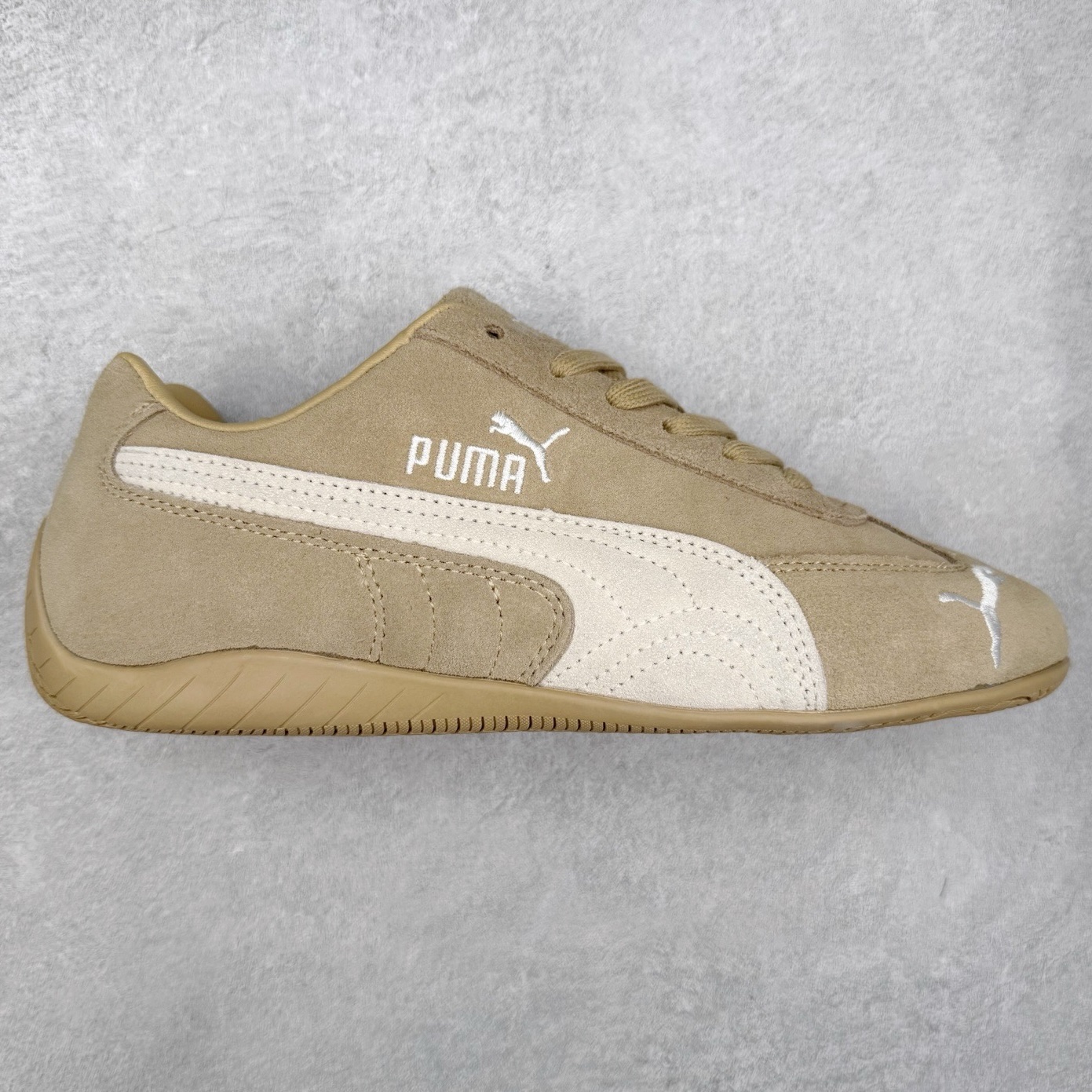 ＃TG特价福利 PUMA Speedca OG 彪马极速赛车系列低帮德训风拼接复古百搭休闲运动赛车鞋 鞋款从80、90年代赛车手所穿的防火赛车鞋为原型，鞋身线条模仿了赛车的流线廓形，体现了空气动力学原理的结构。简约流畅的外观，恰好又和贯穿其中的Formstrip Logo融合恰到好处，视觉上细节丰富且协调。本次Speedcat OG鞋款归来，最大看点自然式保留了窄版鞋型以及薄底构造。这两年各品牌鞋底越做越厚，Speedcat反其道而行之，上脚几乎无鞋底的效果带来耳目一新的视觉体验。鞋面依旧是以质感细腻的麂皮材质打造，并且大面积近乎全包裹的使用，复古味道也愈发浓烈。配色上更是将最原始的黑色和红色带回，向F1赛车队的标志性队服致敬。相信让各位一眼种草的更多是出挑的大红色，上脚即可瞬间点亮整体造型，在以球鞋为核心的OOTD中脱颖而出。而另一款黑色则是低调的万金油，彰显新潮个性的同时又不喧宾夺主，也是热爱简约系穿搭朋友的首选。 尺码：35.5 36 37 37.5 38 38.5 39 40 40.5 41 42 42.5 43 44 44.5 45-选品中心