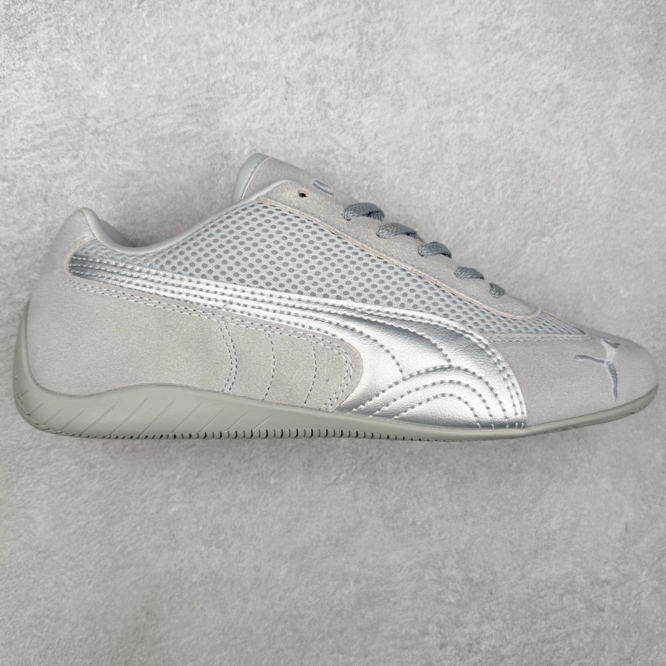 ＃TG特价福利 PUMA Speedca OG 彪马极速赛车系列低帮德训风拼接复古百搭休闲运动赛车鞋 鞋款从80、90年代赛车手所穿的防火赛车鞋为原型，鞋身线条模仿了赛车的流线廓形，体现了空气动力学原理的结构。简约流畅的外观，恰好又和贯穿其中的Formstrip Logo融合恰到好处，视觉上细节丰富且协调。本次Speedcat OG鞋款归来，最大看点自然式保留了窄版鞋型以及薄底构造。这两年各品牌鞋底越做越厚，Speedcat反其道而行之，上脚几乎无鞋底的效果带来耳目一新的视觉体验。鞋面依旧是以质感细腻的麂皮材质打造，并且大面积近乎全包裹的使用，复古味道也愈发浓烈。配色上更是将最原始的黑色和红色带回，向F1赛车队的标志性队服致敬。相信让各位一眼种草的更多是出挑的大红色，上脚即可瞬间点亮整体造型，在以球鞋为核心的OOTD中脱颖而出。而另一款黑色则是低调的万金油，彰显新潮个性的同时又不喧宾夺主，也是热爱简约系穿搭朋友的首选。 尺码：35.5 36 37 37.5 38 38.5 39 40 40.5 41 42 42.5 43 44 44.5 45-选品中心