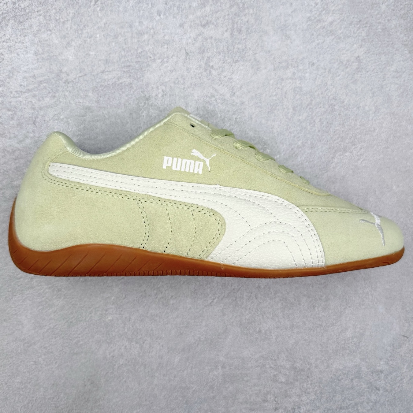 ＃TG特价福利 PUMA Speedca OG 彪马极速赛车系列低帮德训风拼接复古百搭休闲运动赛车鞋 鞋款从80、90年代赛车手所穿的防火赛车鞋为原型，鞋身线条模仿了赛车的流线廓形，体现了空气动力学原理的结构。简约流畅的外观，恰好又和贯穿其中的Formstrip Logo融合恰到好处，视觉上细节丰富且协调。本次Speedcat OG鞋款归来，最大看点自然式保留了窄版鞋型以及薄底构造。这两年各品牌鞋底越做越厚，Speedcat反其道而行之，上脚几乎无鞋底的效果带来耳目一新的视觉体验。鞋面依旧是以质感细腻的麂皮材质打造，并且大面积近乎全包裹的使用，复古味道也愈发浓烈。配色上更是将最原始的黑色和红色带回，向F1赛车队的标志性队服致敬。相信让各位一眼种草的更多是出挑的大红色，上脚即可瞬间点亮整体造型，在以球鞋为核心的OOTD中脱颖而出。而另一款黑色则是低调的万金油，彰显新潮个性的同时又不喧宾夺主，也是热爱简约系穿搭朋友的首选。 尺码：35.5 36 37 37.5 38 38.5 39 40 40.5 41 42 42.5 43 44 44.5 45-选品中心