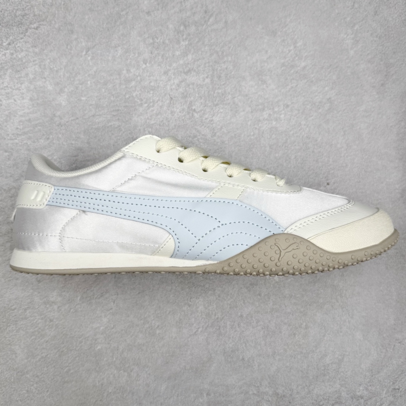 PUMA Bella UT Low 彪马贝拉UT系列低帮薄底德训复古风经典百搭休闲慢跑鞋 继将 Speedcat OG 带回后，近日 Puma 再以品牌档案室的经典鞋型 Bella OG 为蓝本，推出契合时下薄底球鞋趋势的 Bella UT 鞋款。自 21 世纪初问世以来，Bella OG 鞋型以其独特的薄底设计和上翻外底设计收获了众多年轻拥趸，更是 PUMA DNA 中不可磨灭的经典。此番重新推出的 Bella UT 鞋款，整体鞋面采用上乘皮革材质，并延续 Formstrip 设计语言；鞋头处采用精致的包头设计，搭配麂皮材质提升质感；鞋底部分保留 Bella 鞋款标志性的薄底和点状橡胶外底，上翘的设计包裹鞋面；鞋舌与鞋跟分别点缀美洲狮 Logo 与品牌字母 Logo。值得一提的是，本次 Bella UT 鞋款搭载 SOFTFOAM+ 鞋垫，兼顾美学设计与穿着舒适度。而配色上则提供白、黄、蓝、银、粉五款颜色。尺码：35.5 36 37 37.5 38 39 39.5 40 40.5 41 42 42.5 43 44 44.5 45-选品中心