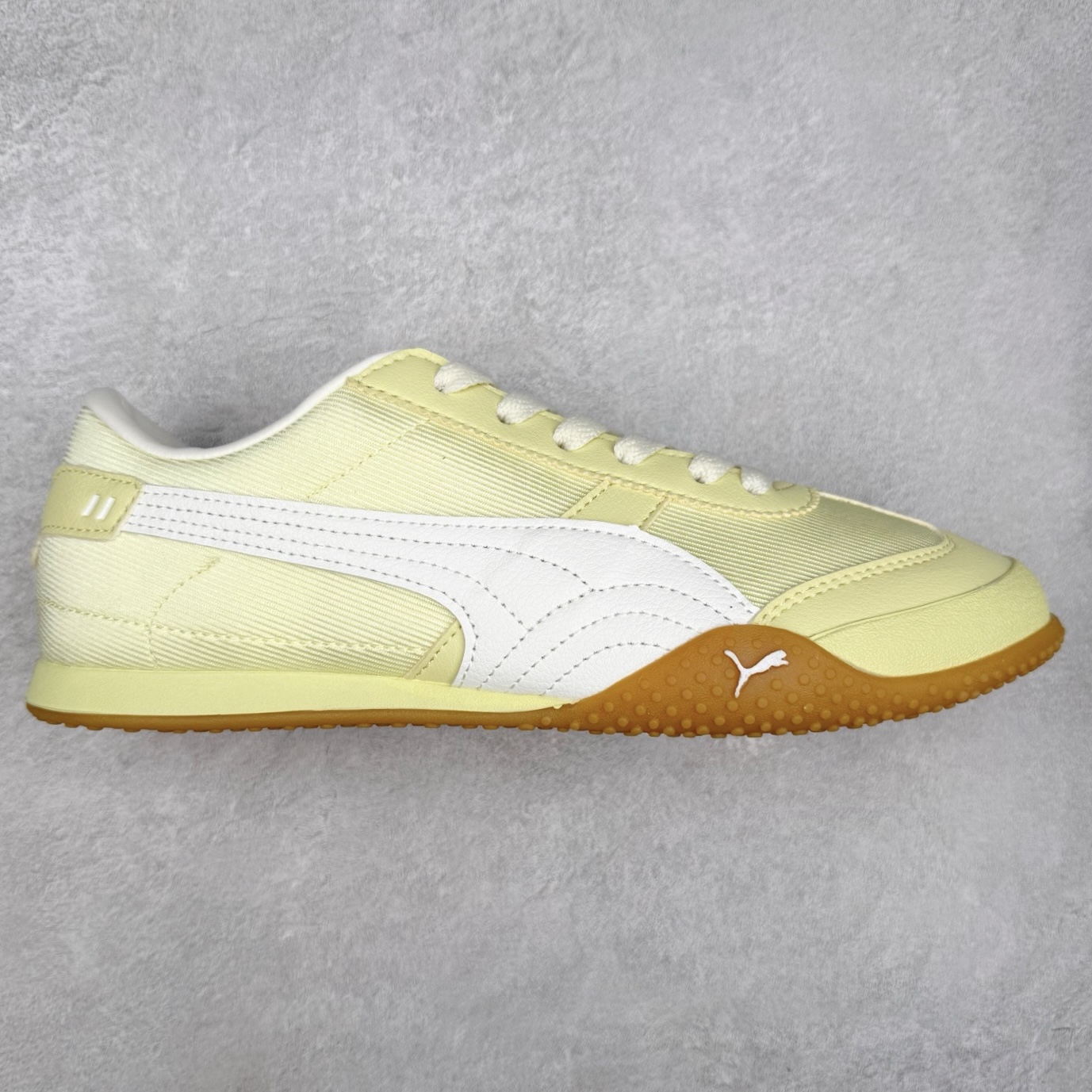 PUMA Bella UT Low 彪马贝拉UT系列低帮薄底德训复古风经典百搭休闲慢跑鞋 继将 Speedcat OG 带回后，近日 Puma 再以品牌档案室的经典鞋型 Bella OG 为蓝本，推出契合时下薄底球鞋趋势的 Bella UT 鞋款。自 21 世纪初问世以来，Bella OG 鞋型以其独特的薄底设计和上翻外底设计收获了众多年轻拥趸，更是 PUMA DNA 中不可磨灭的经典。此番重新推出的 Bella UT 鞋款，整体鞋面采用上乘皮革材质，并延续 Formstrip 设计语言；鞋头处采用精致的包头设计，搭配麂皮材质提升质感；鞋底部分保留 Bella 鞋款标志性的薄底和点状橡胶外底，上翘的设计包裹鞋面；鞋舌与鞋跟分别点缀美洲狮 Logo 与品牌字母 Logo。值得一提的是，本次 Bella UT 鞋款搭载 SOFTFOAM+ 鞋垫，兼顾美学设计与穿着舒适度。而配色上则提供白、黄、蓝、银、粉五款颜色。尺码：35.5 36 37 37.5 38 39 39.5 40 40.5 41 42 42.5 43 44 44.5 45-选品中心