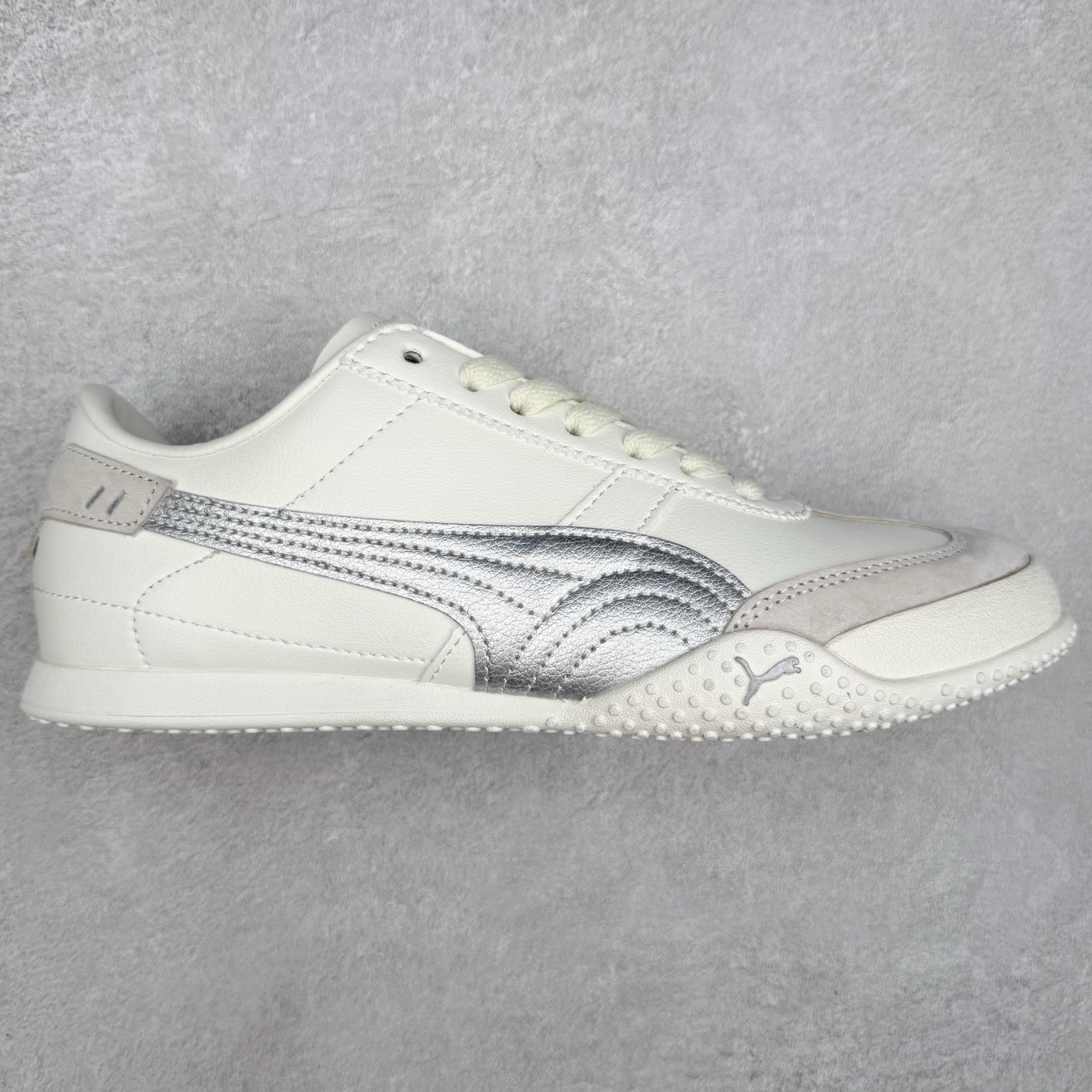 PUMA Bella UT Low 彪马贝拉UT系列低帮薄底德训复古风经典百搭休闲慢跑鞋 继将 Speedcat OG 带回后，近日 Puma 再以品牌档案室的经典鞋型 Bella OG 为蓝本，推出契合时下薄底球鞋趋势的 Bella UT 鞋款。自 21 世纪初问世以来，Bella OG 鞋型以其独特的薄底设计和上翻外底设计收获了众多年轻拥趸，更是 PUMA DNA 中不可磨灭的经典。此番重新推出的 Bella UT 鞋款，整体鞋面采用上乘皮革材质，并延续 Formstrip 设计语言；鞋头处采用精致的包头设计，搭配麂皮材质提升质感；鞋底部分保留 Bella 鞋款标志性的薄底和点状橡胶外底，上翘的设计包裹鞋面；鞋舌与鞋跟分别点缀美洲狮 Logo 与品牌字母 Logo。值得一提的是，本次 Bella UT 鞋款搭载 SOFTFOAM+ 鞋垫，兼顾美学设计与穿着舒适度。而配色上则提供白、黄、蓝、银、粉五款颜色。尺码：35.5 36 37 37.5 38 39 39.5 40 40.5 41 42 42.5 43 44 44.5 45-选品中心