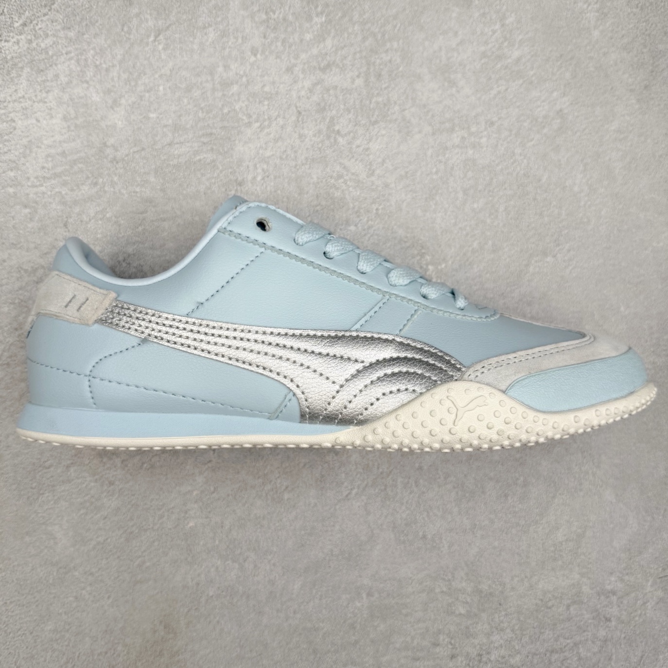PUMA Bella UT Low 彪马贝拉UT系列低帮薄底德训复古风经典百搭休闲慢跑鞋 继将 Speedcat OG 带回后，近日 Puma 再以品牌档案室的经典鞋型 Bella OG 为蓝本，推出契合时下薄底球鞋趋势的 Bella UT 鞋款。自 21 世纪初问世以来，Bella OG 鞋型以其独特的薄底设计和上翻外底设计收获了众多年轻拥趸，更是 PUMA DNA 中不可磨灭的经典。此番重新推出的 Bella UT 鞋款，整体鞋面采用上乘皮革材质，并延续 Formstrip 设计语言；鞋头处采用精致的包头设计，搭配麂皮材质提升质感；鞋底部分保留 Bella 鞋款标志性的薄底和点状橡胶外底，上翘的设计包裹鞋面；鞋舌与鞋跟分别点缀美洲狮 Logo 与品牌字母 Logo。值得一提的是，本次 Bella UT 鞋款搭载 SOFTFOAM+ 鞋垫，兼顾美学设计与穿着舒适度。而配色上则提供白、黄、蓝、银、粉五款颜色。尺码：35.5 36 37 37.5 38 39 39.5 40 40.5 41 42 42.5 43 44 44.5 45-选品中心