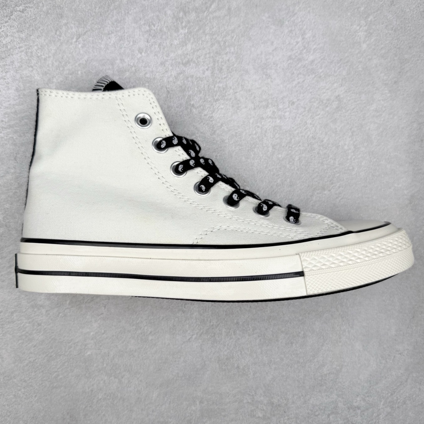 Converse Chuck 1970s 太极白黑 中国元素阴阳太极系列 重磅回归‼️ 鞋款以当下最火的1970s为基础 鞋身采用阴阳拼色设计 鞋底半月黑白构造阴阳太极图案 鞋带印上太极阴阳阵 细节满满 尺码：35 36 36.5 37 37.5 38 39 39.5 40 41 41.5 42 42.5 43 44-选品中心