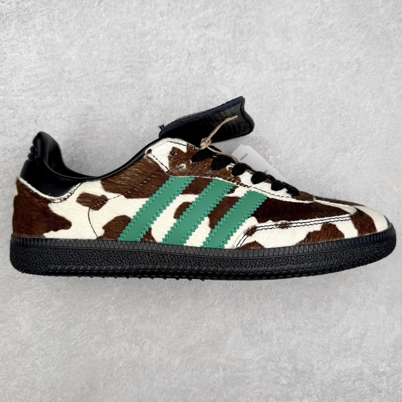 AD Original Samba OG 复古经典轻便板鞋 JS3930 口碑大厂出品 品控大底版型不断改良更新 全套原纸板楦头开发 确保原汁原味 完美呈现桑巴版型 一比一鞋头弧度高度鞋身弧度 此版本只针对中端市场 皮料材质有所更替 其他数据细节工艺流程均保持一致 绝不口嗨 细节品控鞋型随意对比 正确烫金高频细节 原装纳米超迁皮料 独家私模橡胶大底 原盒原配 这款桑巴鞋展示了高质量的工艺 带有装饰的超锁缝制和无缝的手感 柔软、柔软的皮革造型和标志性的3条纹完成了精致的外观 正规合身鞋带 鞋面上有绒面鞋垫 橡胶鞋底 享受正畸套筒软感 自50年代首次亮相以来就一直在赢得粉丝的青睐 尺码：35.5 36 36.5 37.5 38 38.5 39 40 40.5 41 42 42.5 43 44 44.5 45-选品中心