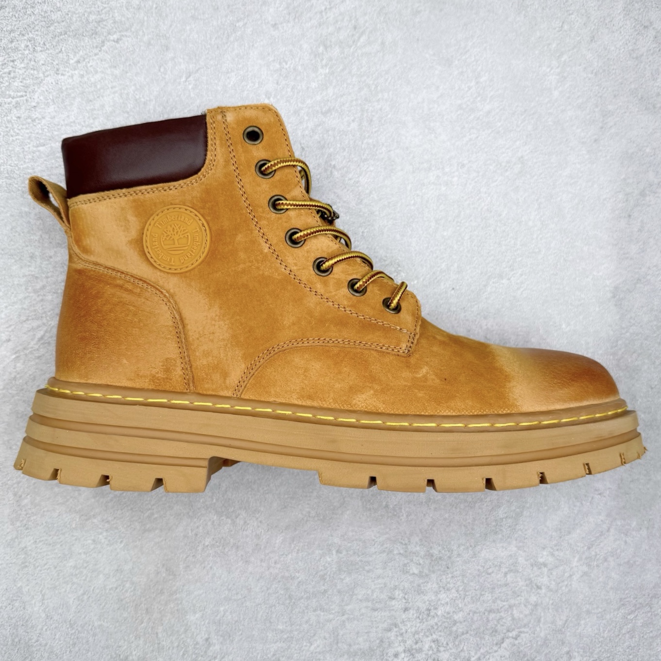 Timberland添柏岚/天伯伦户外中帮休闲大黄靴系列 广东大厂品质 原盒原包装 面料采用意大利🇮🇹顶级磨砂细纹牛皮 搭配防臭防腐真皮乳胶鞋垫 给您完美的穿着体验 质量考究耐穿 型男必备 专治不帅 高品质脚感一流 尺码：38 39 40 41 42 43 44（皮鞋码）-选品中心