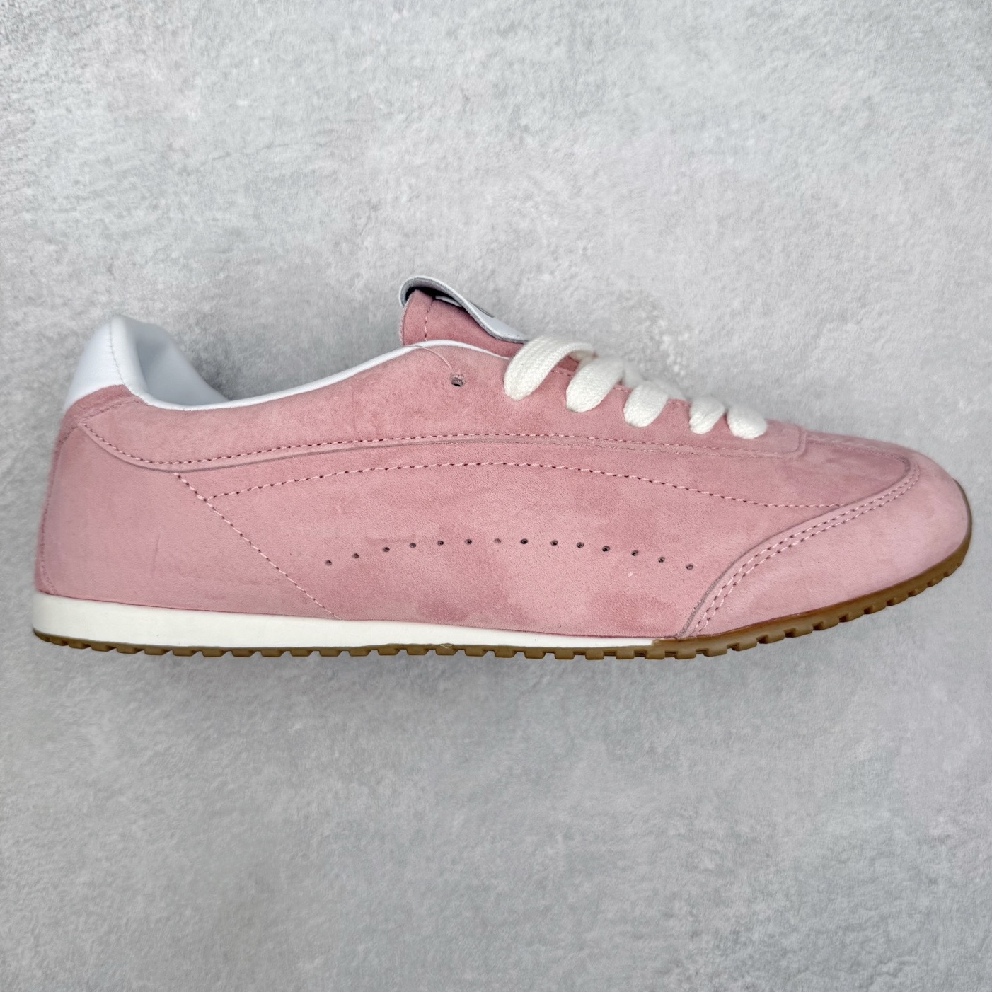 Alo yoga Sunset 舒适生活休闲鞋 男女同款 品牌故事Alo Yoga于2007年创立于洛杉矶，意在传播有意识的运动，同时激发人们的健康识与创造力。品牌的核心理念在于制作能够带来完美体验的瑜伽服饰与功能性单品，让有意识的运动融入并改变生活。Alo Yoga将其设计延伸到日常服饰概念，坚持不懈地捕捉当代时尚潮流，将品牌的运动美学理念、精致前卫的设计与舒适功能面料完美结合。与此同时，Alo Yoga的设计受到了时尚界人士与名人们的追捧，Talor Swift、Kendall Jenner等街拍照片中都曾出现品牌不同单品的身影。实拍调校N版已经零色差零失真 百分百还原实物色彩所见即所得 不存在货不对板色差等低级问题 选购参考实物拍摄 不混卖不参货 只用心做好货严格选品 承诺混一赔十 尺码：36 36.5 37.5 38 38.5 39 40 40.5 41 42 42.5 43 44 44.5 45-选品中心