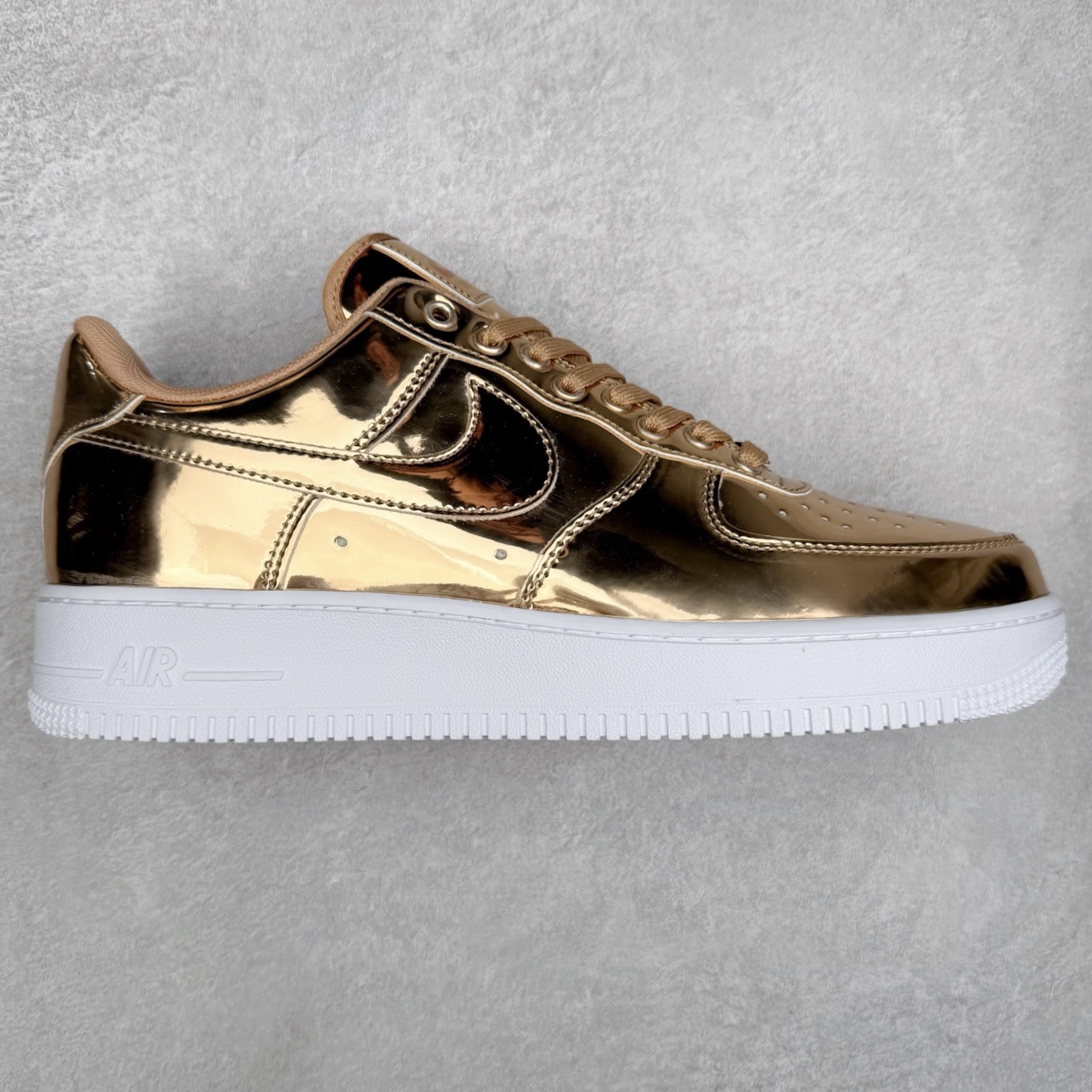 NK Air Force 1´07 Low 空军一号低帮百搭休闲运动板鞋 CQ6566-900 柔软、弹性十足的缓震性能和出色的中底设计 横跨复古与现代的外型结合 造就出风靡全球 三十多年的Force 1 直到今天还深受青睐 实拍调校N版已经零色差零失真 百分百还原实物色彩所见即所得 不存在货不对板色差等低级问题 选购参考实物拍摄 不混卖不参货 只用心做好货严格选品 承诺混一赔十 尺码：36 36.5 37.5 38 38.5 39 40 40.5 41 42 42.5 43 44 44.5 45-选品中心