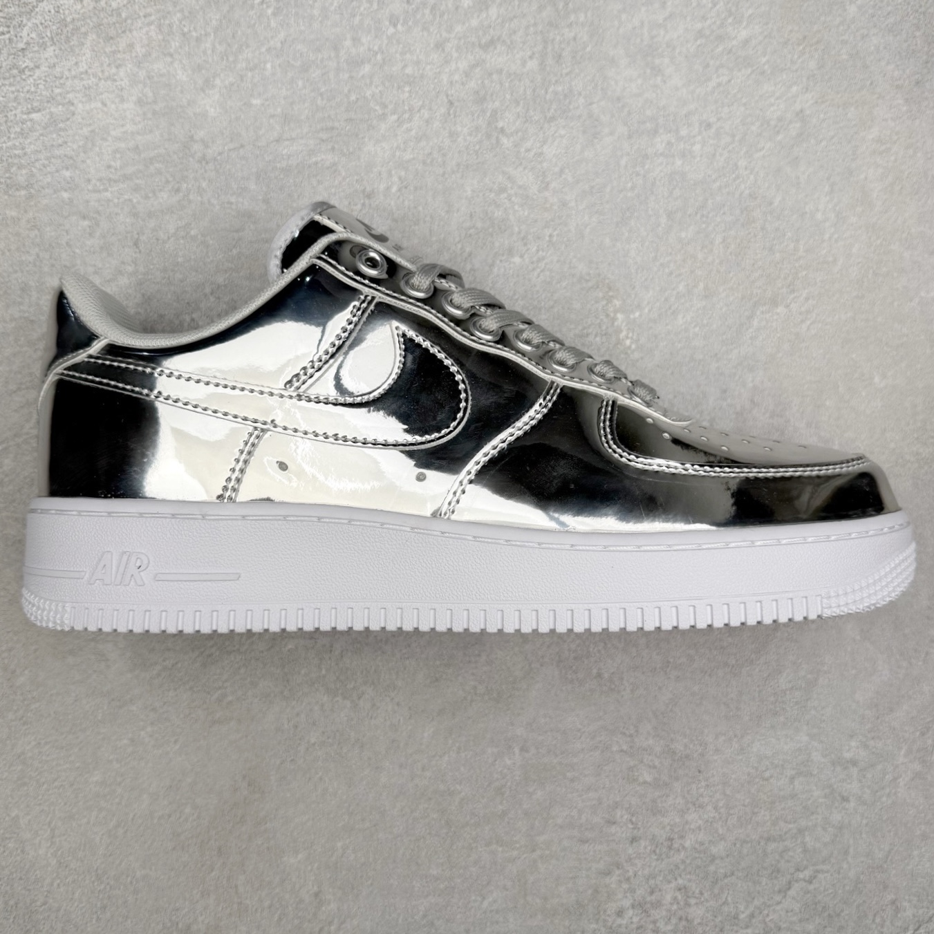 NK Air Force 1´07 Low 空军一号低帮百搭休闲运动板鞋 CQ6566-001 柔软、弹性十足的缓震性能和出色的中底设计 横跨复古与现代的外型结合 造就出风靡全球 三十多年的Force 1 直到今天还深受青睐 实拍调校N版已经零色差零失真 百分百还原实物色彩所见即所得 不存在货不对板色差等低级问题 选购参考实物拍摄 不混卖不参货 只用心做好货严格选品 承诺混一赔十 尺码：36 36.5 37.5 38 38.5 39 40 40.5 41 42 42.5 43 44 44.5 45-选品中心