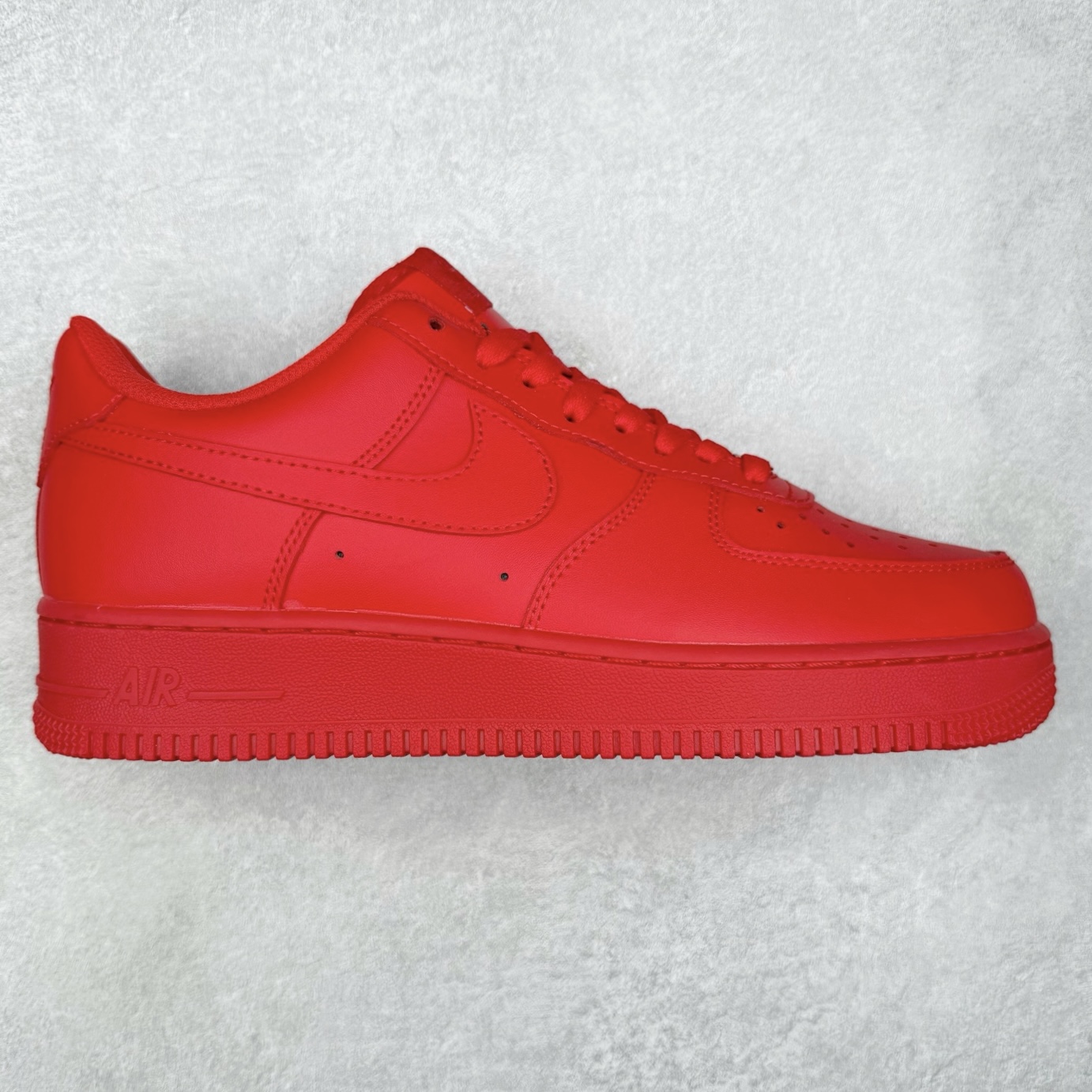 NK Air Force 1´07 Low 空军一号低帮百搭休闲运动板鞋 CW6999-600 柔软、弹性十足的缓震性能和出色的中底设计 横跨复古与现代的外型结合 造就出风靡全球 三十多年的Force 1 直到今天还深受青睐 实拍调校N版已经零色差零失真 百分百还原实物色彩所见即所得 不存在货不对板色差等低级问题 选购参考实物拍摄 不混卖不参货 只用心做好货严格选品 承诺混一赔十 尺码：36 36.5 37.5 38 38.5 39 40 40.5 41 42 42.5 43 44 44.5 45-选品中心